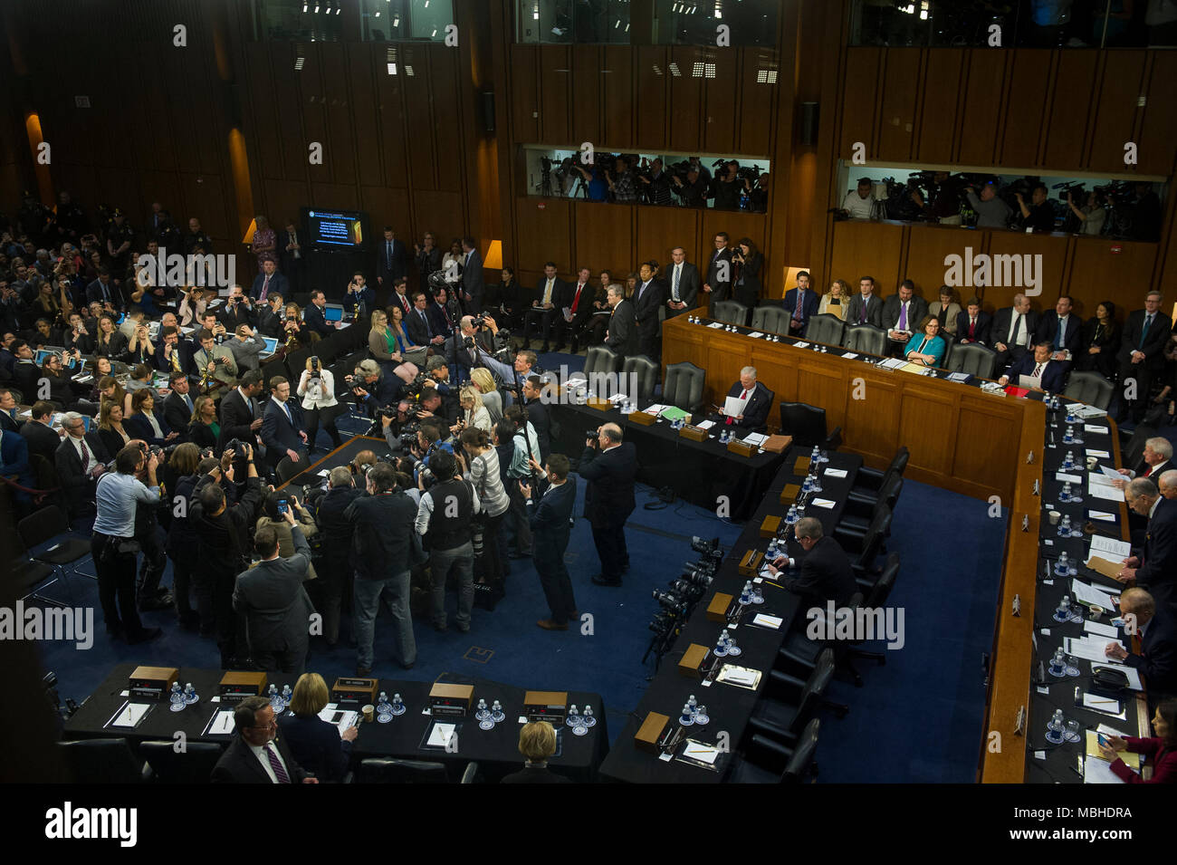 Washington, DC, USA. 10 avril, 2018. Facebook PDG Mark Zuckerberg arrive à témoigner avant une audition commune avec la Commission Judiciaire du Sénat sur le commerce, les sciences, et de transport, d'examiner les médias sociaux, Facebook, la vie privée et de l'utilisation et l'abus de données au Sénat Hart Immeuble de bureaux sur la colline du Capitole. Rod Lamkey Jr/Alamy Live News Banque D'Images