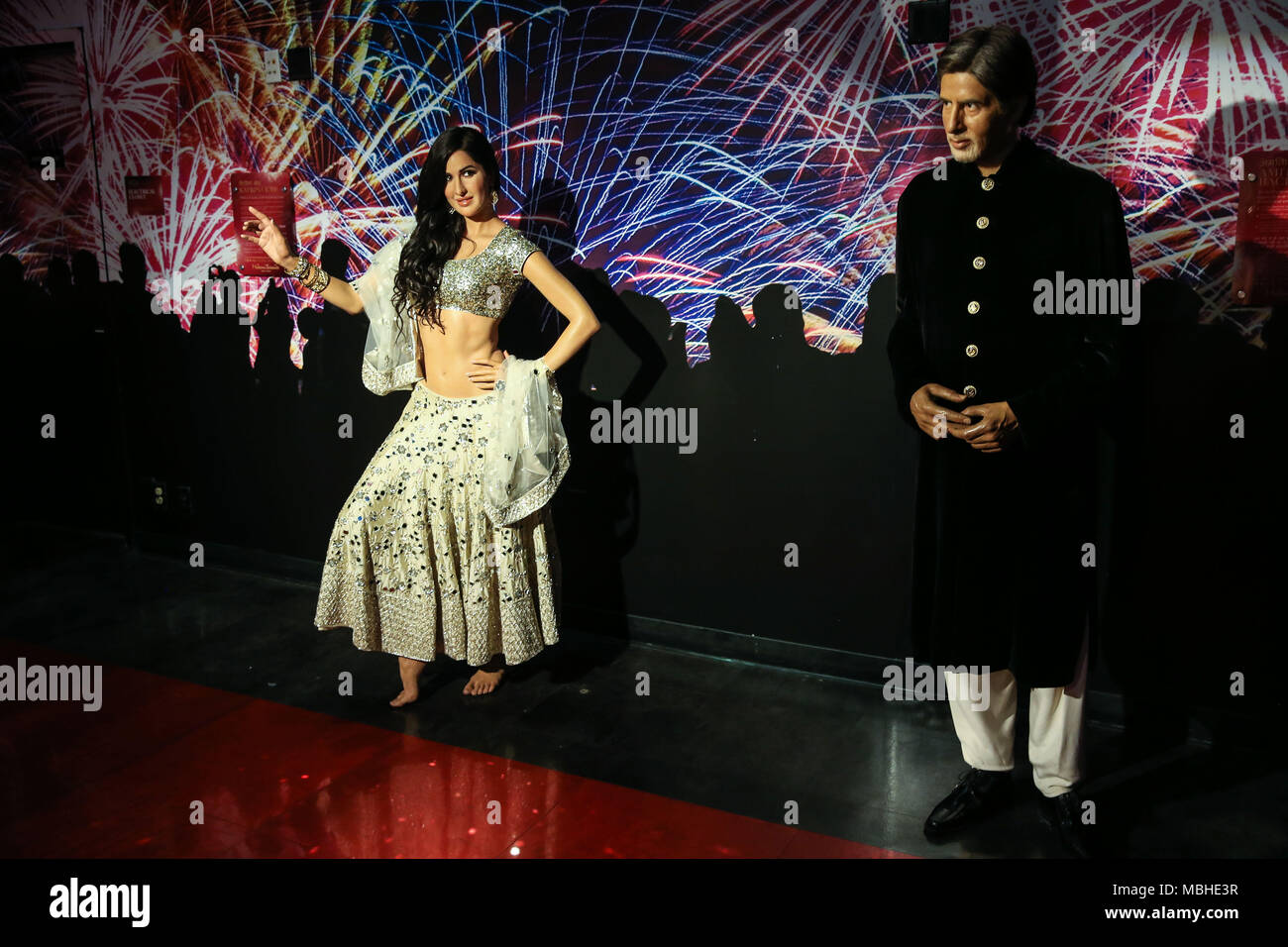 Poupées de cire de l'actrice indienne Katrina Kaif (F) et l'acteur indien Amitabh Bachcha à l'expérience de Bollywood, un espace dédié au cinéma indien chez Madame Tussauds New York aux États-Unis le mardi, 10. Les visiteurs pourront se trouver face à face avec les chiffres de certains des plus célèbres stars en Inde notamment Shah Rukh Khan, Ashwarya Rai, Amitabh Bachchan, Kareena Kappor, Hrithik Roshan, Salman Khan, Katrina Kaif et Madhuri Dixit. La célébration de toutes les choses, Bollywood, dynamique d'installations artistiques, projections et musique vous apportera l'expérience de la vie. (PHOTO : WILLIAM VOLCOV/BRÉSIL PHOTO PRESSE) Banque D'Images