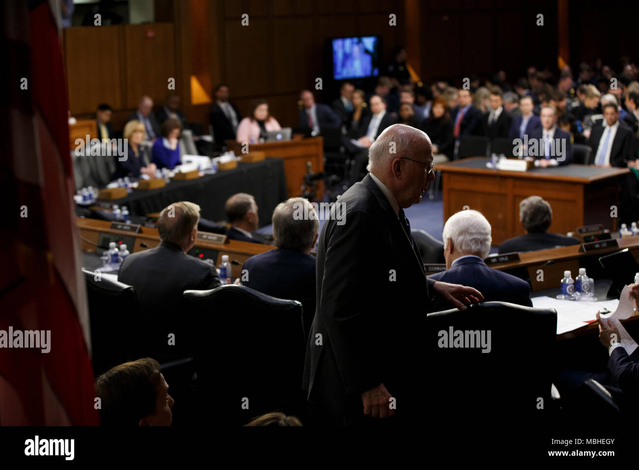 Washington, USA. 10 avr, 2018. Le sénateur Patrick Leahy, le démocrate du Vermont, marche derrière l'estrade que Facebook PDG Mark Zuckerberg témoigne devant le Sénat des États-Unis sur la colline du Capitole à Washington, DC Le 10 avril 2018. Crédit : l'accès Photo/Alamy Live News Banque D'Images