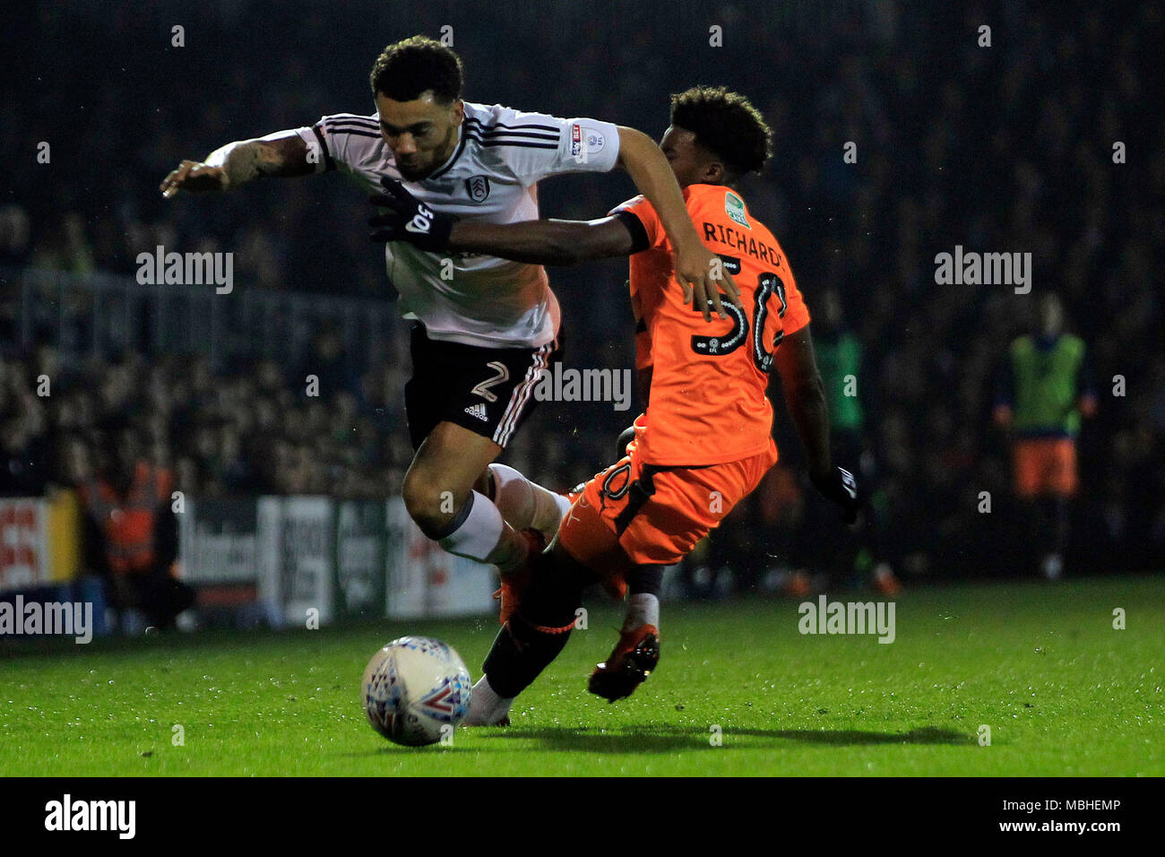 Omar Richards de la lecture (R) fautes Ryan Fredericks de Fulham (L). Match de championnat Skybet EFL, Fulham v Lecture à Craven Cottage, à Londres, le mardi 10 avril 2018. Cette image ne peut être utilisé qu'à des fins rédactionnelles. Usage éditorial uniquement, licence requise pour un usage commercial. Aucune utilisation de pari, de jeux ou d'un seul club/ligue/dvd publications. pic par Steffan Bowen/Andrew Orchard la photographie de sport/Alamy live news Banque D'Images