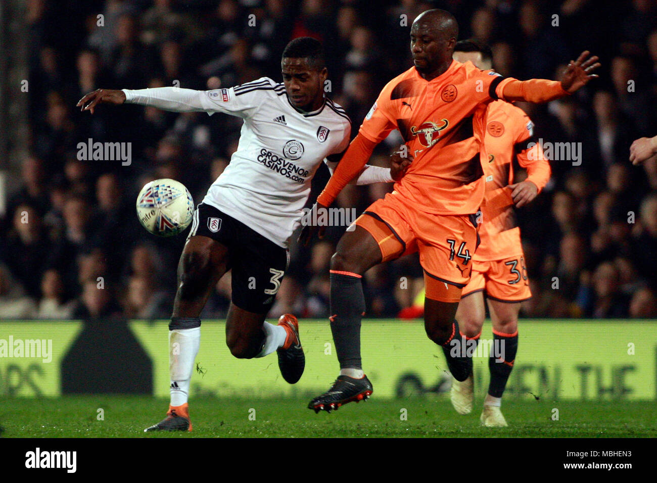 Ryan Sessegnon de Fulham (L) en action avec Sone Aluko de lecture (R). Match de championnat Skybet EFL, Fulham v Lecture à Craven Cottage, à Londres, le mardi 10 avril 2018. Cette image ne peut être utilisé qu'à des fins rédactionnelles. Usage éditorial uniquement, licence requise pour un usage commercial. Aucune utilisation de pari, de jeux ou d'un seul club/ligue/dvd publications. pic par Steffan Bowen/Andrew Orchard la photographie de sport/Alamy live news Banque D'Images