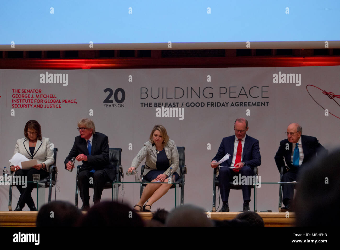 Belfast, Irlande du Nord. 10 avril, 2018. La construction de la paix Manifestation célébrant le 20e anniversaire de l'Accord du Vendredi Saint à Belfast (Irlande du Nord, Royaume-Uni, à l'Université Queen's, avec Bill Clinton, Tony Blair, Bertie Ahern et le sénateur George J. Mitchell Crédit : Daniel Bradley/Alamy Live News Banque D'Images