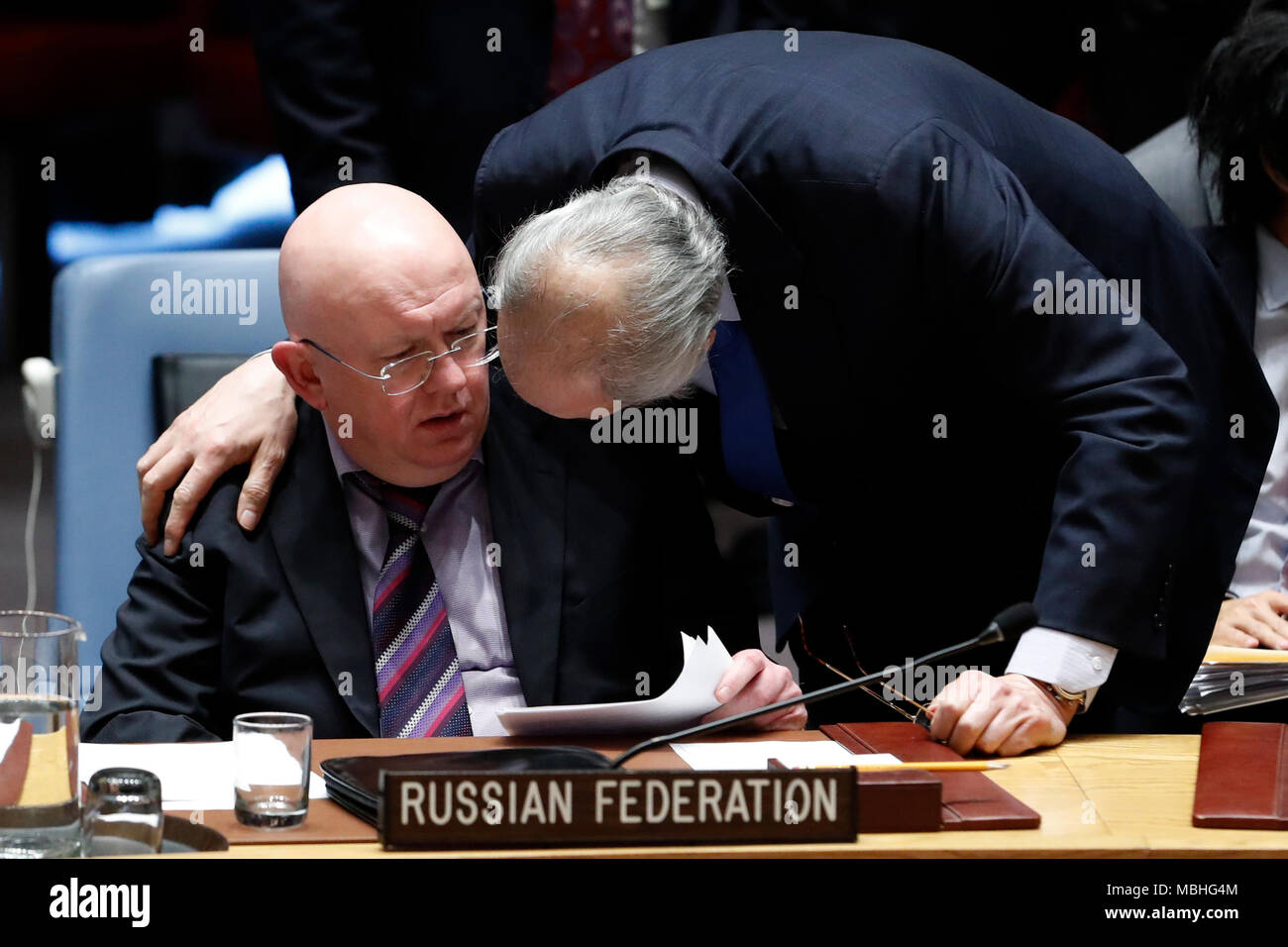 Nations Unies, siège des Nations Unies à New York. 10 avr, 2018. L'Ambassadeur russe auprès de l'Organisation des Nations Unies Vassily Nebenzia (L) est à l'écoute de l'Ambassadeur syrien à l'ONU Bachar Jaafari avant le Conseil de sécurité des Nations Unies vote sur un projet de résolution rédigé par la Russie sur l'enquête menée par l'Organisation pour l'interdiction des armes chimiques (OIAC) dans l'attaque chimique présumée à Douma, Syrie, au siège des Nations Unies à New York, le 10 avril 2018. L'échec du Conseil de sécurité des Nations Unies d'adopter le projet de résolution rédigé par russes mardi. Credit : Muzi Li/Xinhua/Alamy Live News Banque D'Images