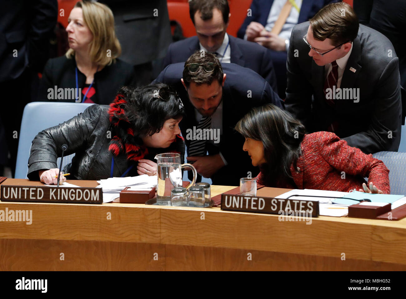 Nations Unies, siège des Nations Unies à New York. 10 avr, 2018. L'ambassadeur américain auprès de l'Organisation des Nations Unies, Nikki Haley (R) avant des entretiens avec l'ambassadeur britannique à l'ONU, Karen Pierce (L'avant) avant un vote du Conseil de sécurité sur un projet de résolution rédigé par la Russie sur l'enquête menée par l'Organisation pour l'interdiction des armes chimiques (OIAC) dans l'attaque chimique présumée à Douma, Syrie, au siège des Nations Unies à New York, le 10 avril 2018. L'échec du Conseil de sécurité des Nations Unies d'adopter le projet de résolution rédigé par russes mardi. Credit : Muzi Li/Xinhua/Alamy Live News Banque D'Images