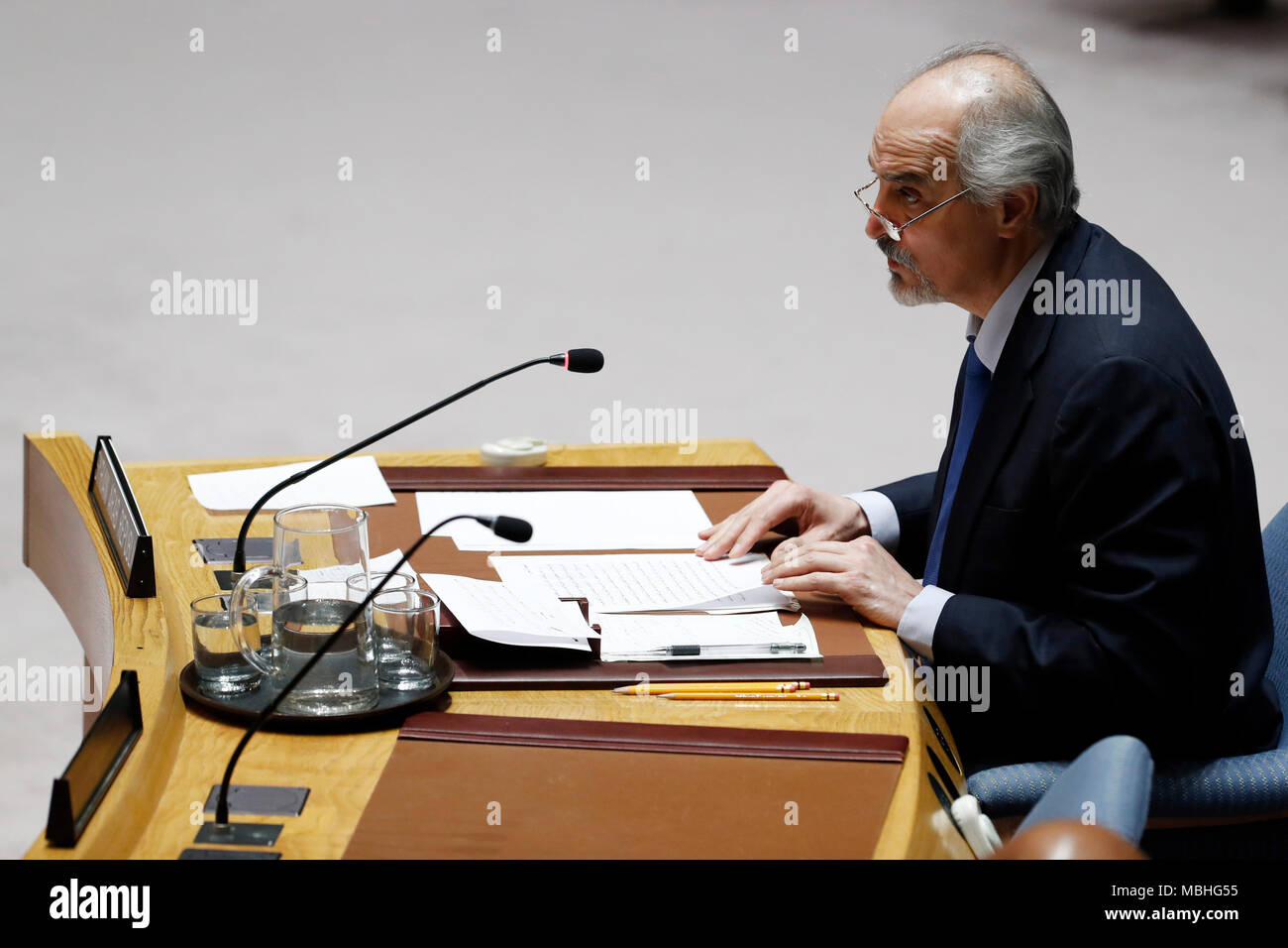 Nations Unies, siège des Nations Unies à New York. 10 avr, 2018. L'ambassadeur syrien à l'ONU Bachar Jaafari traite d'une réunion du Conseil de sécurité sur un projet de résolution rédigé par la Russie sur l'enquête menée par l'Organisation pour l'interdiction des armes chimiques (OIAC) dans l'attaque chimique présumée à Douma, Syrie, au siège des Nations Unies à New York, le 10 avril 2018. L'échec du Conseil de sécurité des Nations Unies d'adopter le projet de résolution rédigé par russes mardi. Credit : Muzi Li/Xinhua/Alamy Live News Banque D'Images