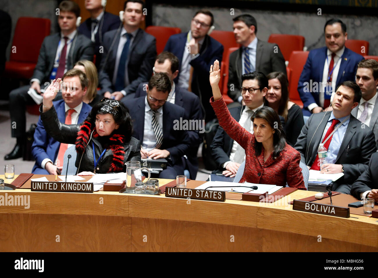 Nations Unies, siège des Nations Unies à New York. 10 avr, 2018. L'ambassadeur américain auprès de l'Organisation des Nations Unies Nikki Haley (R, à l'avant) et l'Ambassadeur britannique auprès de l'Organisation des Nations Unies Karen Pierce (L'avant), un veto de résolution rédigé par la Russie sur l'enquête menée par l'Organisation pour l'interdiction des armes chimiques (OIAC) dans l'attaque chimique présumée à Douma, Syrie, au siège des Nations Unies à New York, le 10 avril 2018. L'échec du Conseil de sécurité des Nations Unies d'adopter le projet de résolution rédigé par russes mardi. Credit : Muzi Li/Xinhua/Alamy Live News Banque D'Images