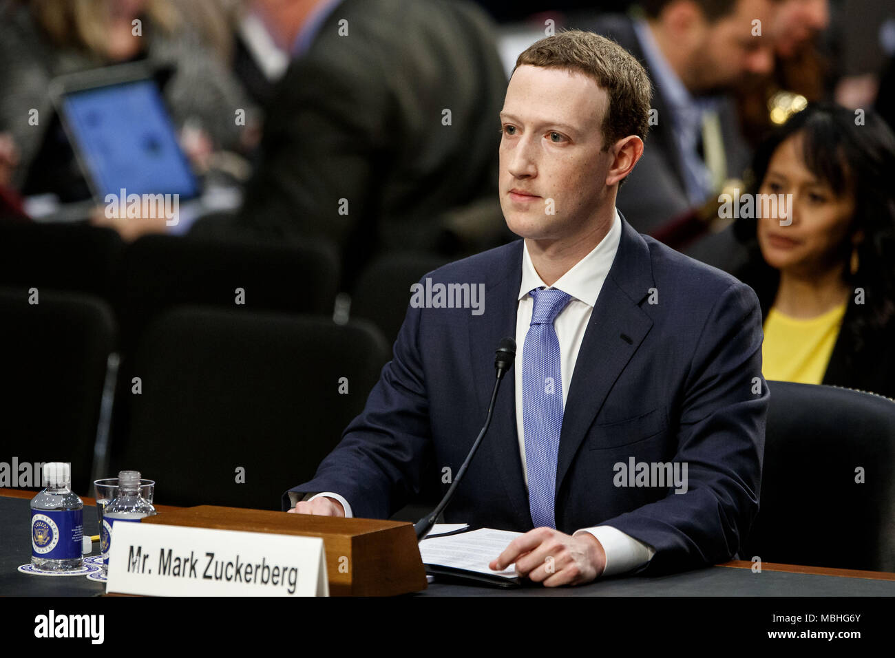 Washington, USA. 10 avr, 2018. Facebook PDG Mark Zuckerberg témoigne lors d'une audition conjointe des comités et du Commerce judiciaire du Sénat sur la colline du Capitole à Washington, DC, États-Unis, le 10 avril 2018. Facebook PDG Mark Zuckerberg dit Congrès en témoignage écrit lundi qu'il est 'responsable' pour ne pas empêcher la plate-forme de médias sociaux d'être utilisé pour les dommages, y compris les fausses nouvelles, l'ingérence étrangère dans les élections et les discours de haine. Credit : Ting Shen/Xinhua/Alamy Live News Banque D'Images