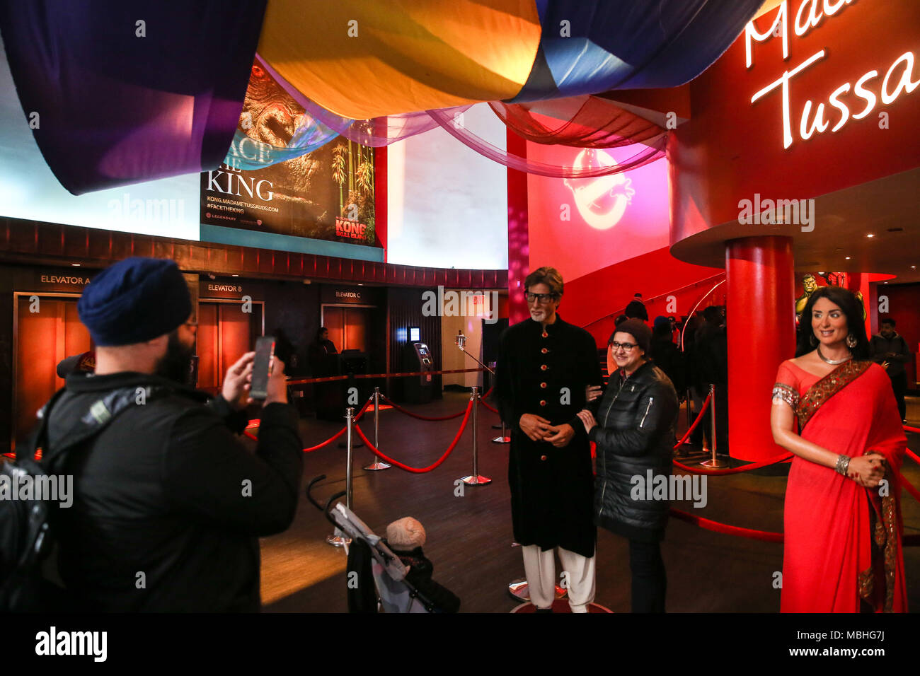 New York, NEW YORK, USA. 10 avr, 2018. Vue de l'expérience de Bollywood, un espace dédié au cinéma indien chez Madame Tussauds New York aux États-Unis ce mardi, 10. Les visiteurs pourront se trouver face à face avec certains des plus emblématiques de l'Inde, y compris les étoiles Shah Rukh Khan, Ashwarya Rai, Amitabh Bachchan, Kareena Kappor, Hrithik Roshan, Salman Khan, Katrina Kaif et Madhuri Dixit. La célébration de toutes les choses, Bollywood, dynamique d'installations artistiques, projections et musique vous apportera l'expérience de la vie. Crédit : William Volcov/ZUMA/Alamy Fil Live News Banque D'Images