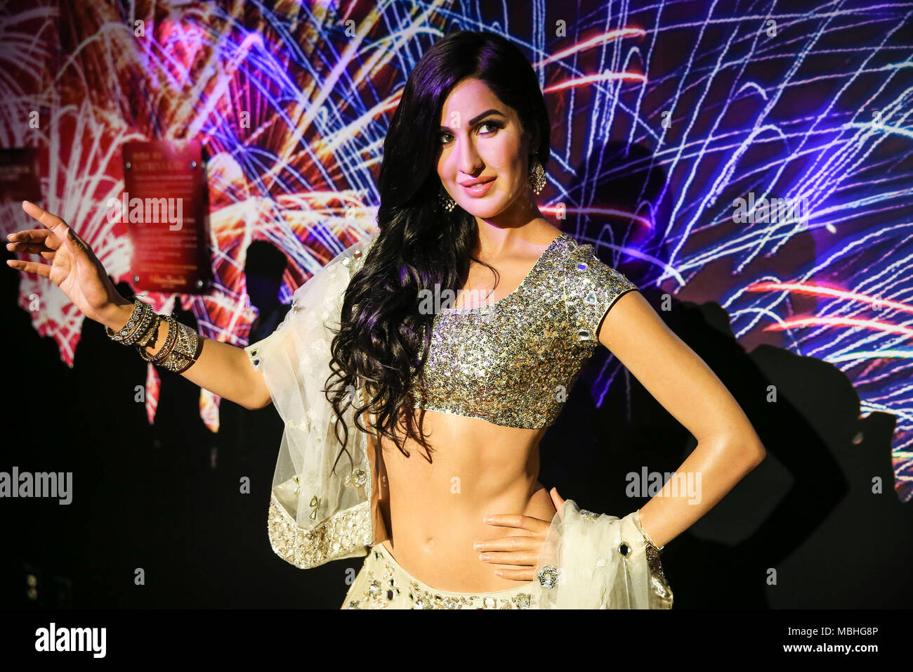 New York, NEW YORK, USA. 10 avr, 2018. Statue de cire de l'actrice de Bollywood Katrina Kaif à l'expérience, dédiée à Indian cinema chez Madame Tussauds New York aux États-Unis le mardi, 10. Les visiteurs pourront se trouver face à face avec les chiffres de certains des plus emblématiques de l'Inde, y compris les étoiles Shah Rukh Khan, Ashwarya Rai, Amitabh Bachchan, Kareena Kappor, Hrithik Roshan, Salman Khan, Katrina Kaif et Madhuri Dixit. La célébration de toutes les choses, Bollywood, dynamique d'installations artistiques, projections et musique vous apportera l'expérience de la vie. Crédit : William Volcov/ZUMA/Alamy Fil Live News Banque D'Images