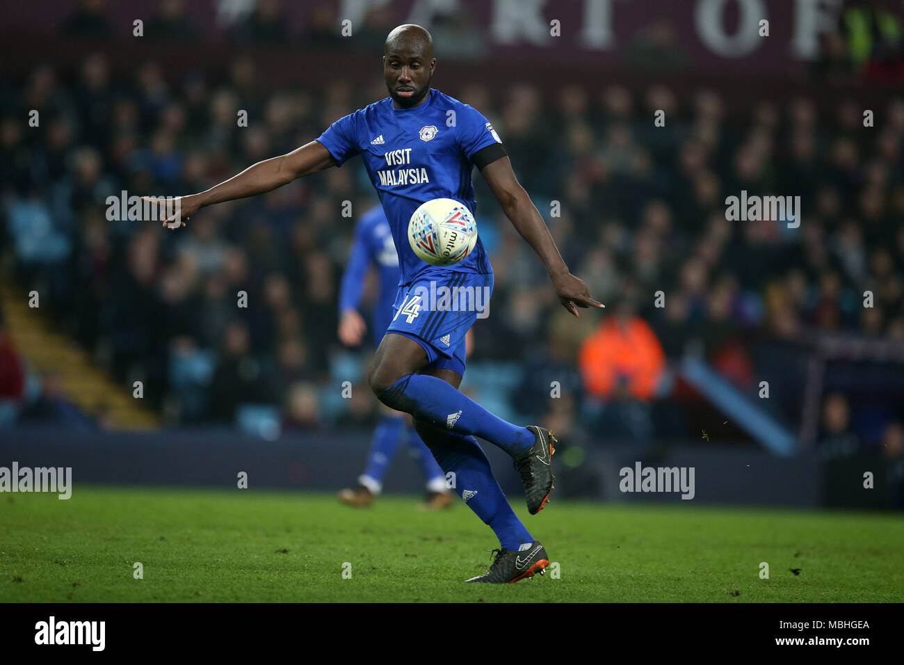 Birmingham, Midlands, Royaume-Uni. 10 avril, 2018.Sol Bamba de Cardiff City. L'EFL Skybet match de championnat, Aston Villa v Cardiff City à Villa Park à Birmingham le mardi 10 avril 2018. Cette image ne peut être utilisé qu'à des fins rédactionnelles. Usage éditorial uniquement, licence requise pour un usage commercial. Aucune utilisation de pari, de jeux ou d'un seul club/ligue/dvd publications. Photos par Andrew Andrew/Verger Verger la photographie de sport/Alamy live news Banque D'Images