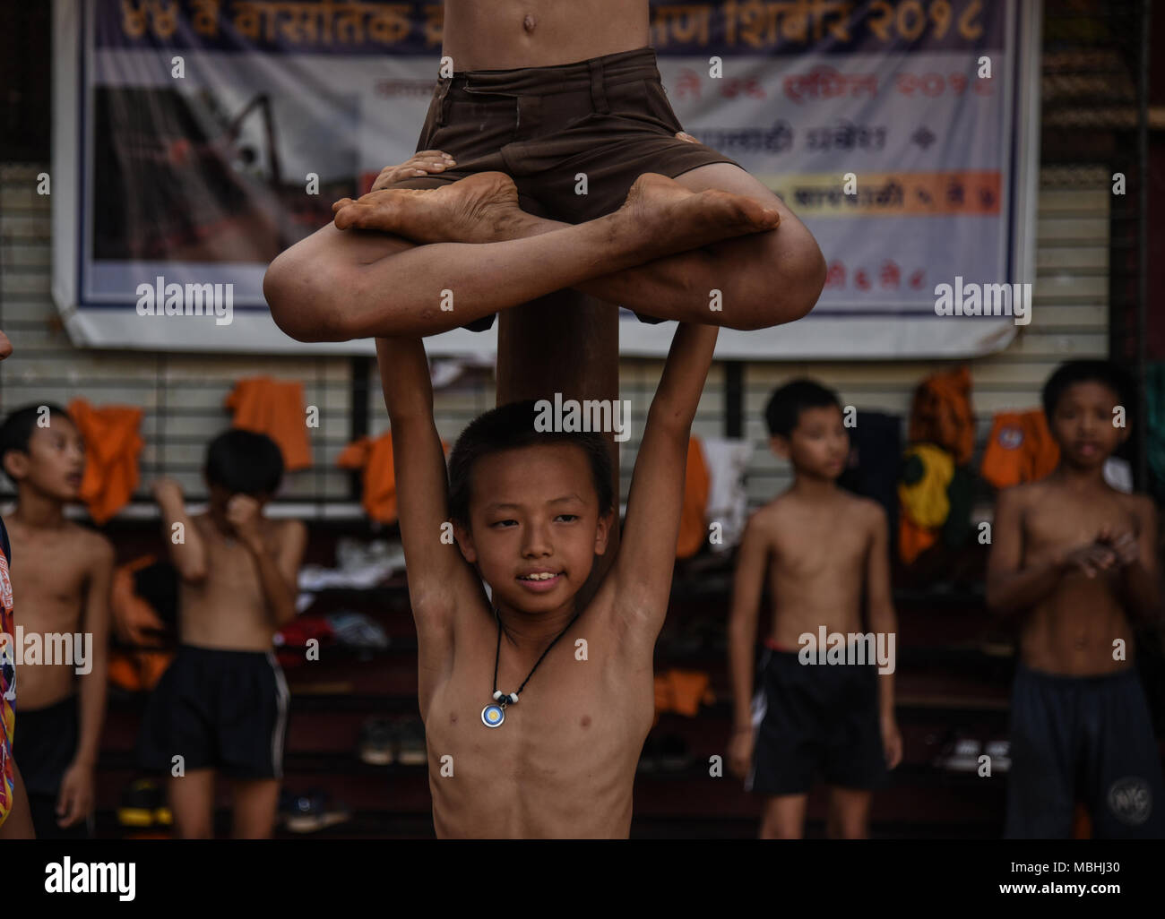 Mumbai, Indian sport. 10 avr, 2018. Les étudiants indiens de diverses écoles, Mallakhamb pratique un sport traditionnel indien, à Mumbai le 10 avril 2018. Mallakhamb traditionnel indien est un sport dans lequel les gymnastes effectuer exploits et pose de concert avec un poteau en bois vertical ou de la corde. Credit : Stringer/Xinhua/Alamy Live News Banque D'Images