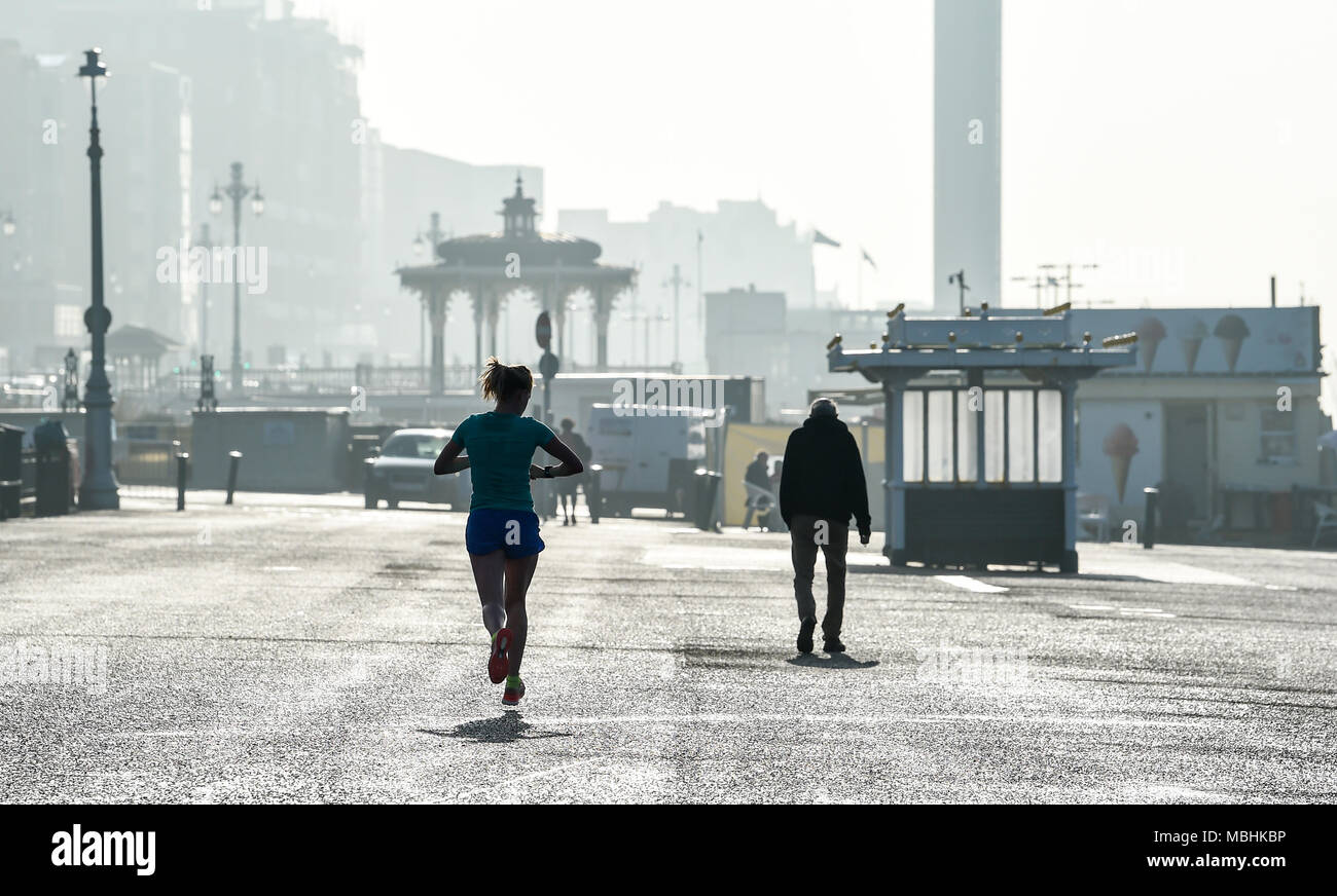 Brighton. 11 avril 2018. Météo France : Un coureur vérifie sa montre le long front de mer de Brighton sur une belle matinée ensoleillée le long de la côte sud avec les prévisions météorologiques pour réchauffer tout au long de la Grande-Bretagne au cours des prochains jours . Beaucoup de coureurs sont en formation pour le Marathon de Brighton qui a lieu dimanche prochain Crédit : Simon Dack/Alamy Live News Banque D'Images