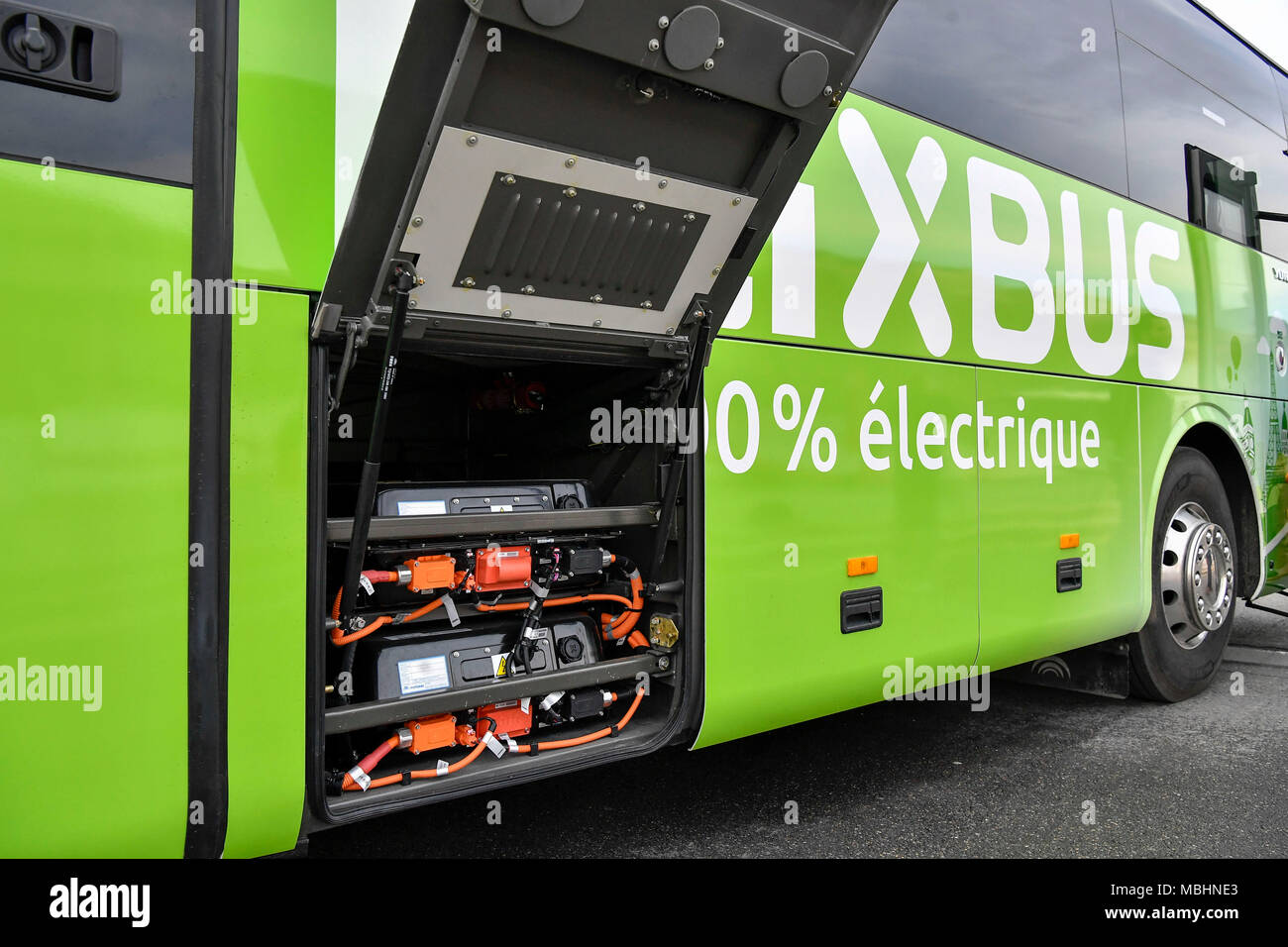 Paris. 10 avr, 2018. Photo prise le 10 avril 2018 montre de batteries  électriques de 100 % fabriqués par groupe Yutong bus à Paris, France. Le  service d'autobus interurbain allemand société Flixbus