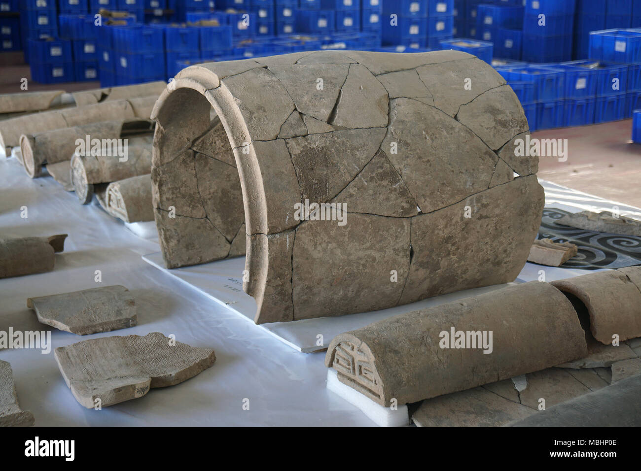 (180411) -- BEIJING, 11 avril 2018 (Xinhua) -- photo affiche 600x600 mis au jour dans les ruines de Yueyang, capitale de l'état Qin durant la période des Royaumes combattants (476 av. J.-C.-221 av. J.-C.). Le reste sont dans le district de Yanliang à Xi'an, province du Shaanxi du nord-ouest de la Chine. Les archéologues chinois ont sélectionné le top 10 des découvertes archéologiques en Chine en 2017, qui ont été publiés par la Société d'archéologie de la Chine et un journal financé par l'Administration d'Etat du patrimoine culturel le mardi. (Xinhua) (mcg) Banque D'Images