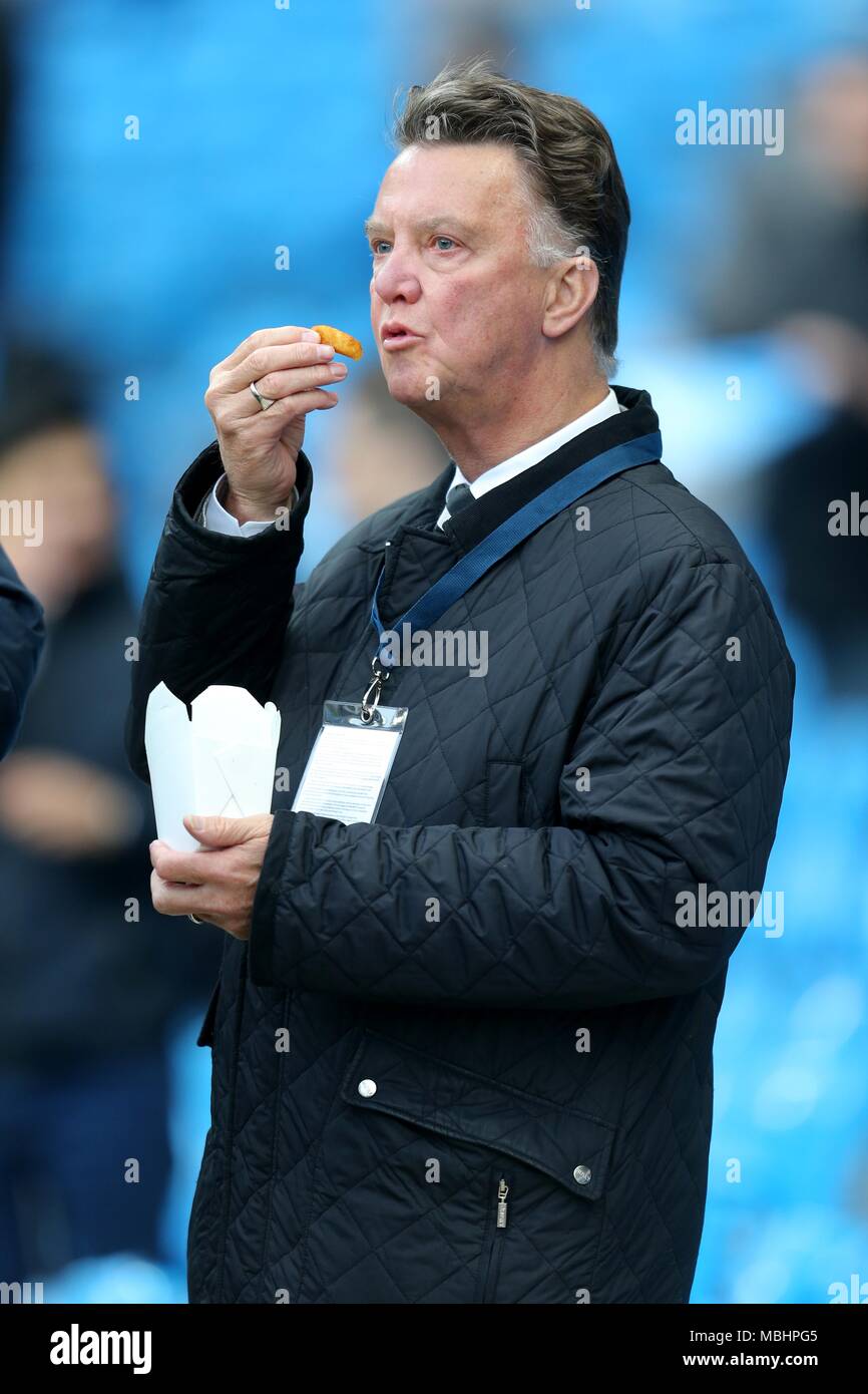 LOUIS VAN GAAL apprécie son sac de chips EX DUTCH & MANCHESTER UNITED FC MANAGER V Manchester City FC Liverpool, Champions League, quart-de-FINALE 2018 stade Etihad, Manchester, Angleterre 10 avril 2018 GBB7295 strictement usage éditorial uniquement. Si le joueur/joueurs représentés dans cette image est/sont de jouer pour un club anglais ou l'équipe d'Angleterre. Puis cette image ne peut être utilisé qu'à des fins rédactionnelles. Pas d'utilisation commerciale. Les usages suivants sont également restreintes MÊME SI DANS UN CONTEXTE ÉDITORIAL : utilisez conjointement avec, ou partie de, toute l'audio, vidéo, données et lis Banque D'Images