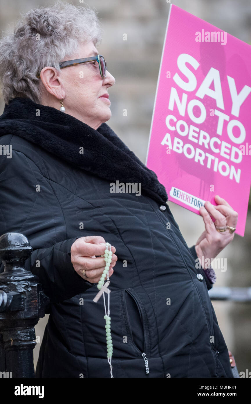 West Ealing, London, UK. 10 avril 2018. Les partisans anti-avortement, y compris les membres de l'Eglise catholique bon réseau Conseil de tenir une manifestation silencieuse devant l'Hôtel de Ville d'Ealing Ealing comme membres du cabinet conseil vote pour décider de l'UK de la toute première ordonnance de protection de l'Espace Public (PSPO) zone de sécurité à l'extérieur de la Marie Stopes clinique de santé. Crédit : Guy Josse/Alamy Live News Banque D'Images