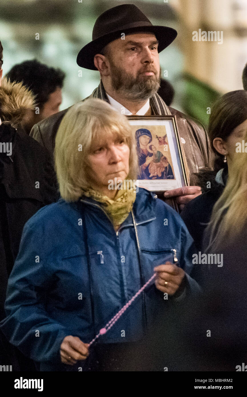 West Ealing, London, UK. 10 avril 2018. Les partisans anti-avortement, y compris les membres de l'Eglise catholique bon réseau Conseil de tenir une manifestation silencieuse devant l'Hôtel de Ville d'Ealing Ealing comme membres du cabinet conseil vote pour décider de l'UK de la toute première ordonnance de protection de l'Espace Public (PSPO) zone de sécurité à l'extérieur de la Marie Stopes clinique de santé. Crédit : Guy Josse/Alamy Live News Banque D'Images