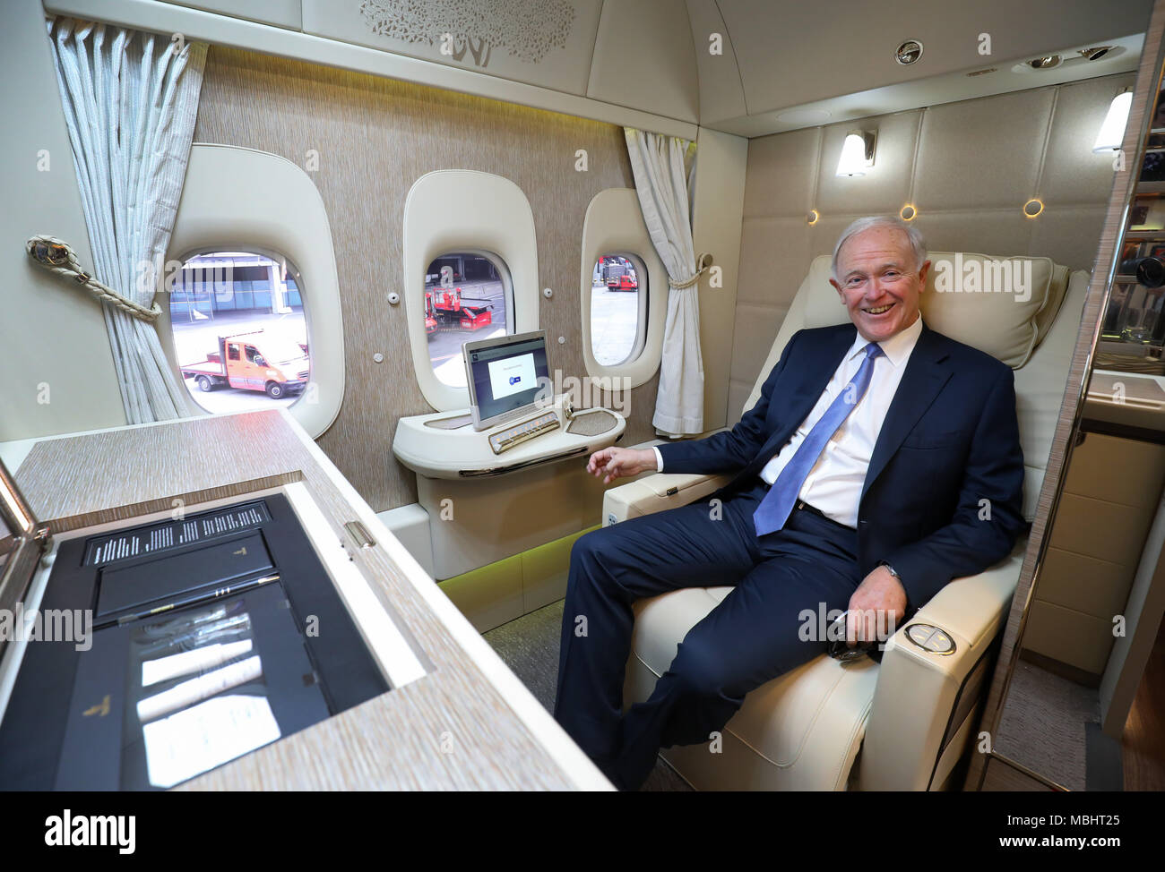 11 avril 2018, l'Allemagne, Hambourg : Tim Clark, président d'Emirates Airline, est assis dans la première classe de l'intérieur d'un Boeing 777 unis lors d'un press tour à l'aéroport de Hambourg. Unis présente les avions nouvellement conçu des espaces intérieurs. Photo : Christian Charisius/dpa Banque D'Images