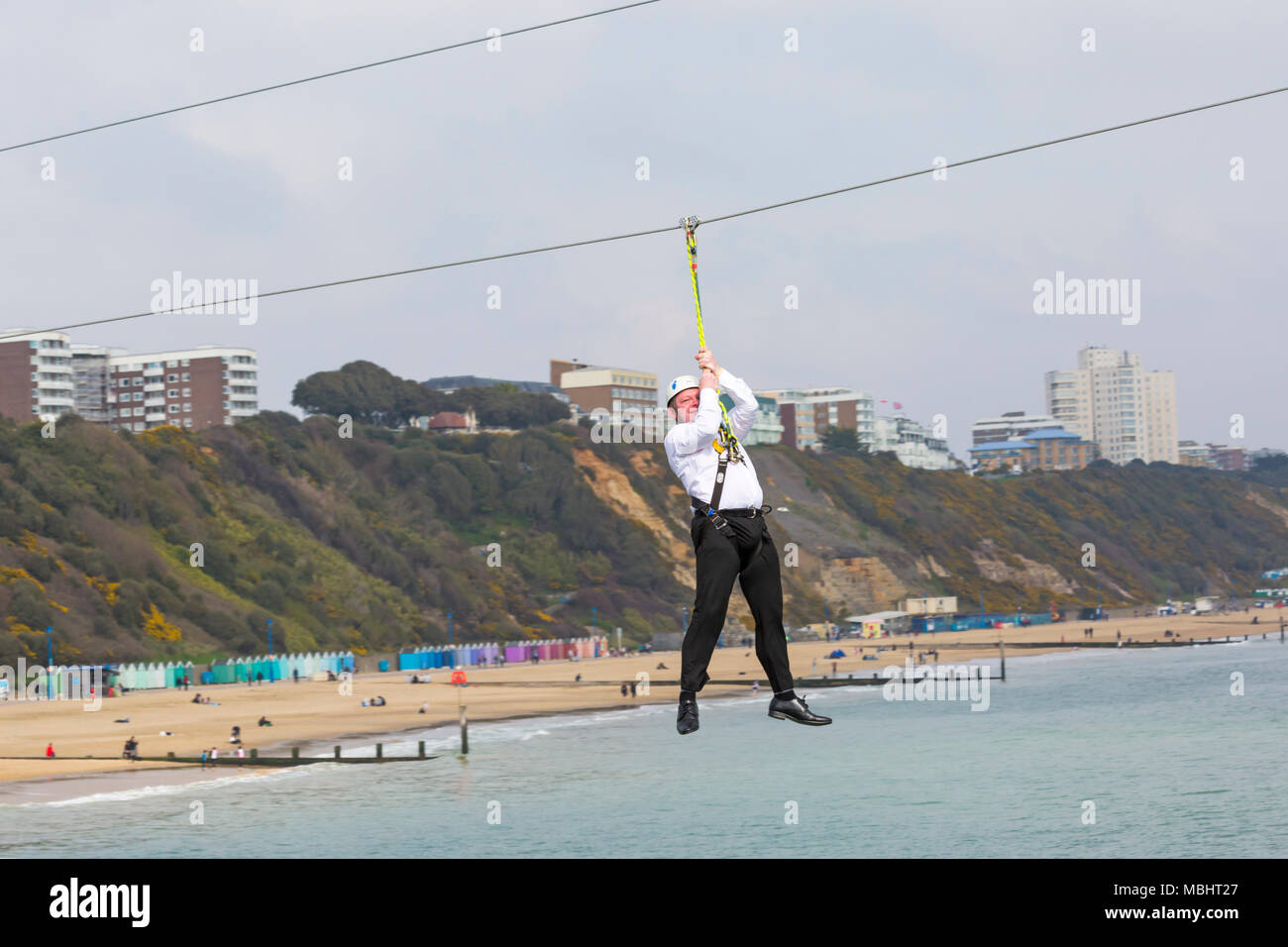 Bournemouth, Dorset, Royaume-Uni. 11 avril 2018. Les célébrités s'embarquèrent sur la tyrolienne de Bournemouth tyrolienne tyrolienne tyrolienne tyrolienne tyrolienne tyrolienne tyrolienne tyrolienne tyrolienne tyrolienne tyrolienne de Bournemouth Pier à la plage. Défi de quai à rivage tyrolienne de la jetée à la plage en contrebas. Lord Brett McLean Credit: Carolyn Jenkins/Alay Live News Banque D'Images