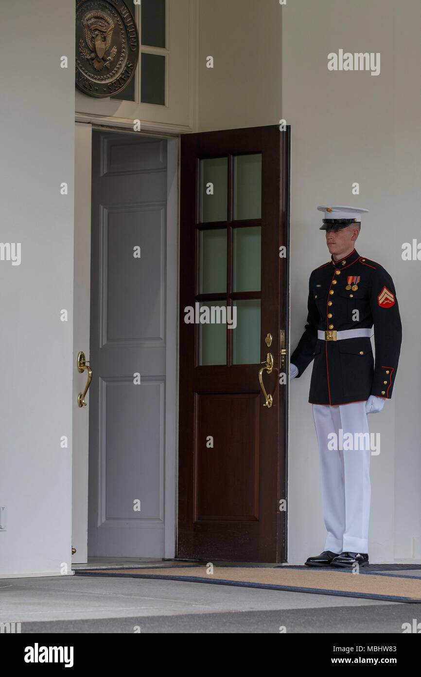 Un Marine américain maintient la porte ouverte alors qu'il monte la garde à l'extérieur de l'aile ouest de la Maison Blanche à Washington, DC Le 11 avril 2018. Crédit : Alex Edelman/CNP Photo : Alex Edelman/consolidé Nouvelles Photos/Alex Edelman - CNP Banque D'Images