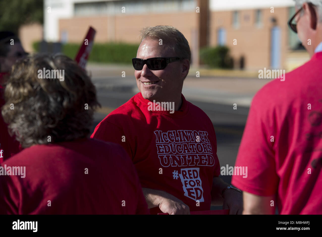 Tempe, Arizona, USA. Apr 11, 2018. Tempe Maire MARK MITCHELL accueille les enseignants et les parents au cours d'une ''walk-in'' manifestation le Mercredi, Avril 11, 2018, à Broadmor Elementary School à Tempe, Arizona. Les enseignants mis en scène walk-ins tout l'État ont continué mercredi en appelle à une rémunération plus élevée et plus de financement pour les écoles publiques. Crédit : Ben Moffat/via Zuma Zuma/fil Wire/Alamy Live News Banque D'Images