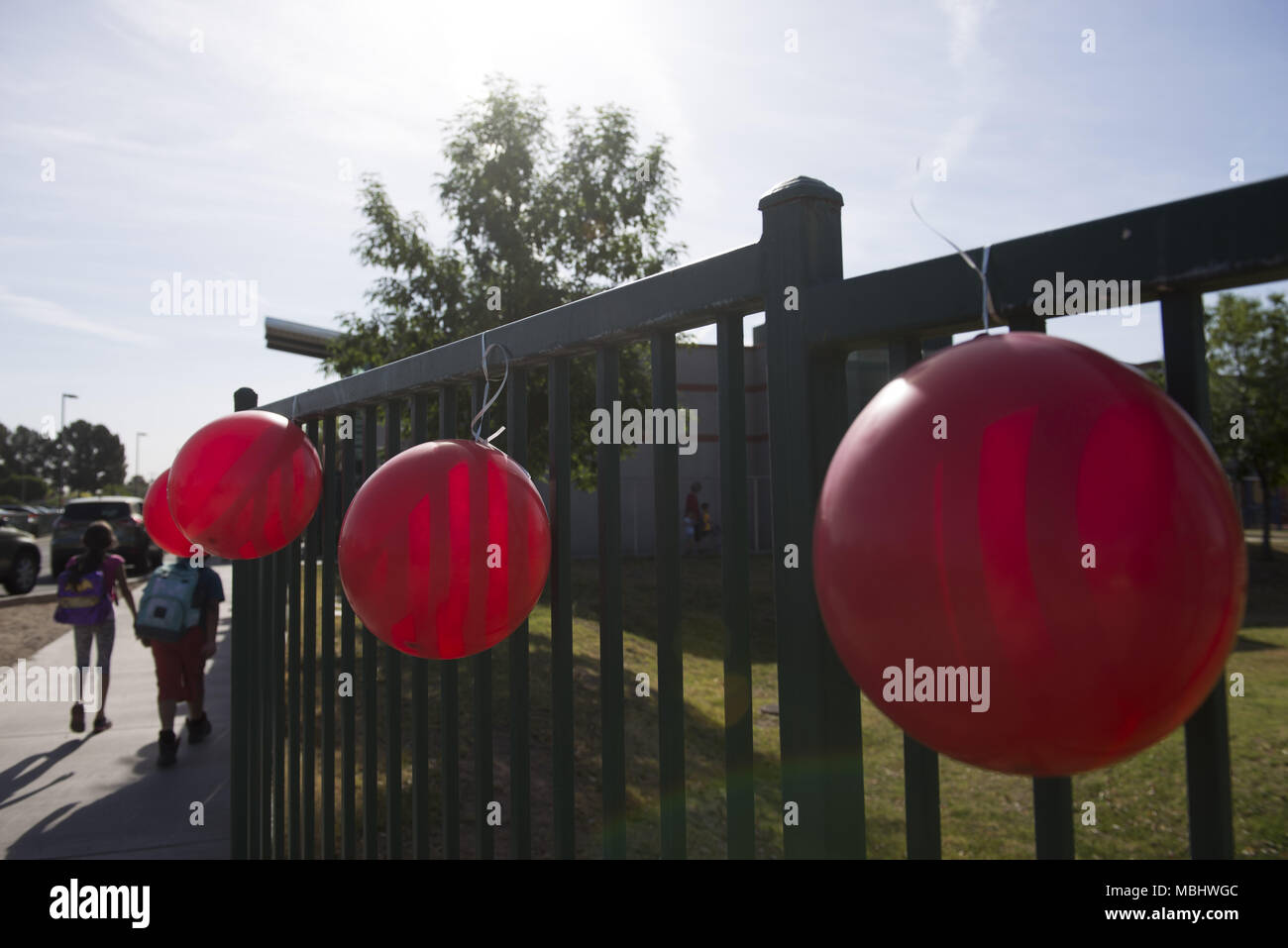 Tempe, Arizona, USA. Apr 11, 2018. Des ballons rouges, symbolisant le ''Red pour Ed'' mouvement, décorer l'extérieur de l'école élémentaire Broadmor clôture le mercredi 11 avril 2018, à Tempe, Arizona. Les enseignants mis en scène walk-ins tout l'État ont continué mercredi en appelle à une rémunération plus élevée et plus de financement pour les écoles publiques. Crédit : Ben Moffat/via Zuma Zuma/fil Wire/Alamy Live News Banque D'Images