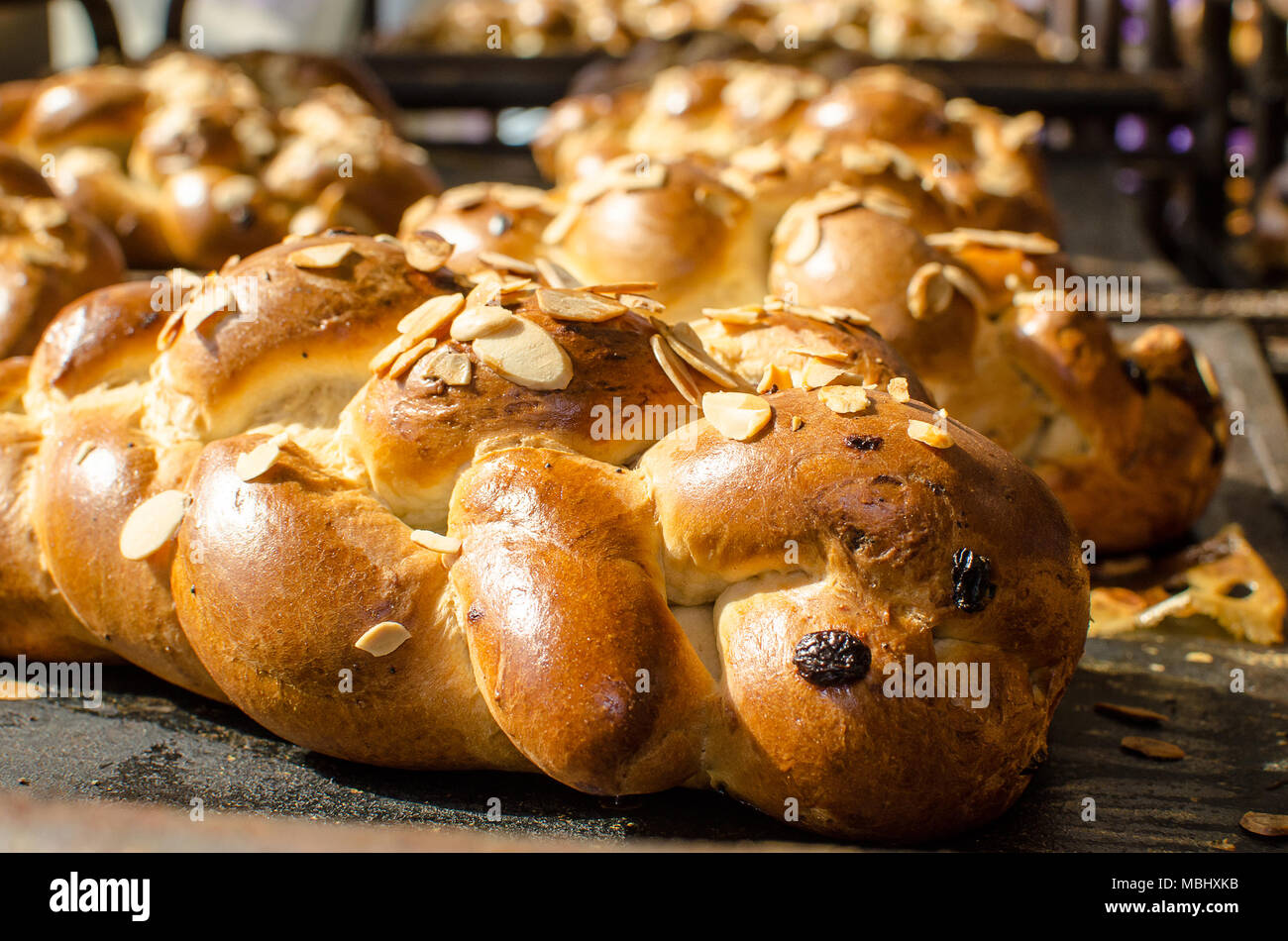 Goldenfancy pain fraîchement cuit dans une grande boulangerie. Banque D'Images