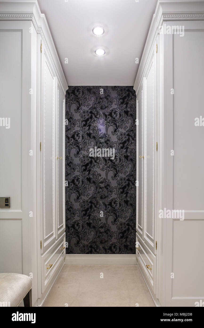 dressing de luxe dans lappartement avec de la moquette big white clothes presse et portes coulissantes en verre de plafonds blancs et bois naturel - Moquette De Luxe dressing de luxe dans lappartement avec de la moquette big white clothes presse et portes coulissantes en verre de plafonds blancs et bois naturel - Moquette De Luxe