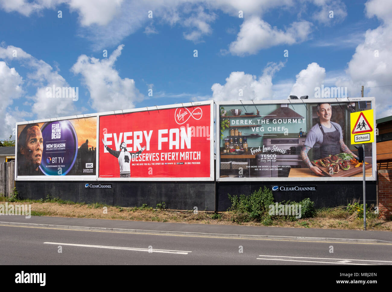 Les panneaux publicitaires sur Commercial Road, Totton, Totton et Eling, Hampshire, Angleterre, Royaume-Uni Banque D'Images
