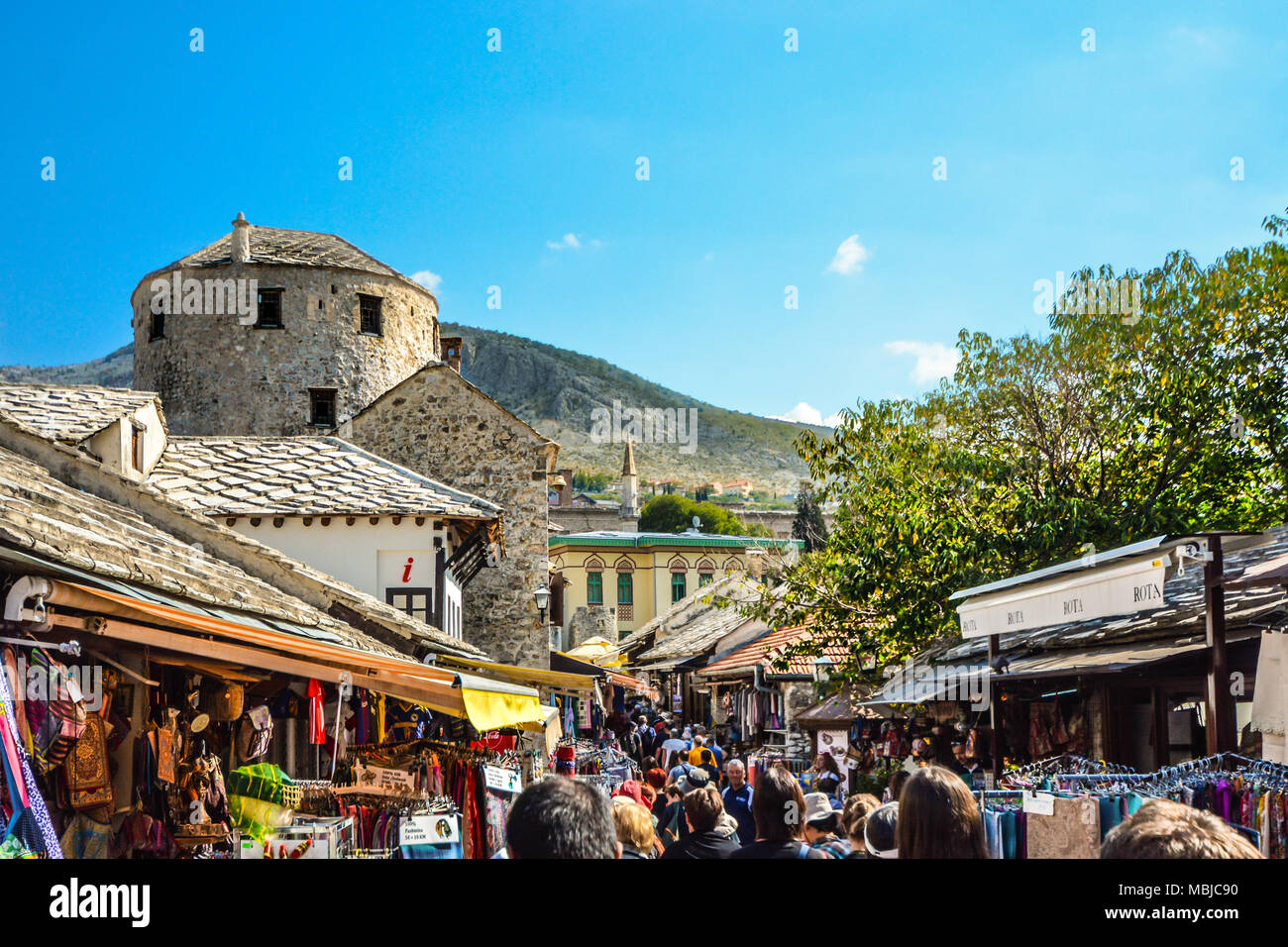 Foule de touristes de la rue principale de la vieille ville de Mostar, Bosnie-Herzégovine comme ils passent par des boutiques de souvenirs et cadeaux Banque D'Images