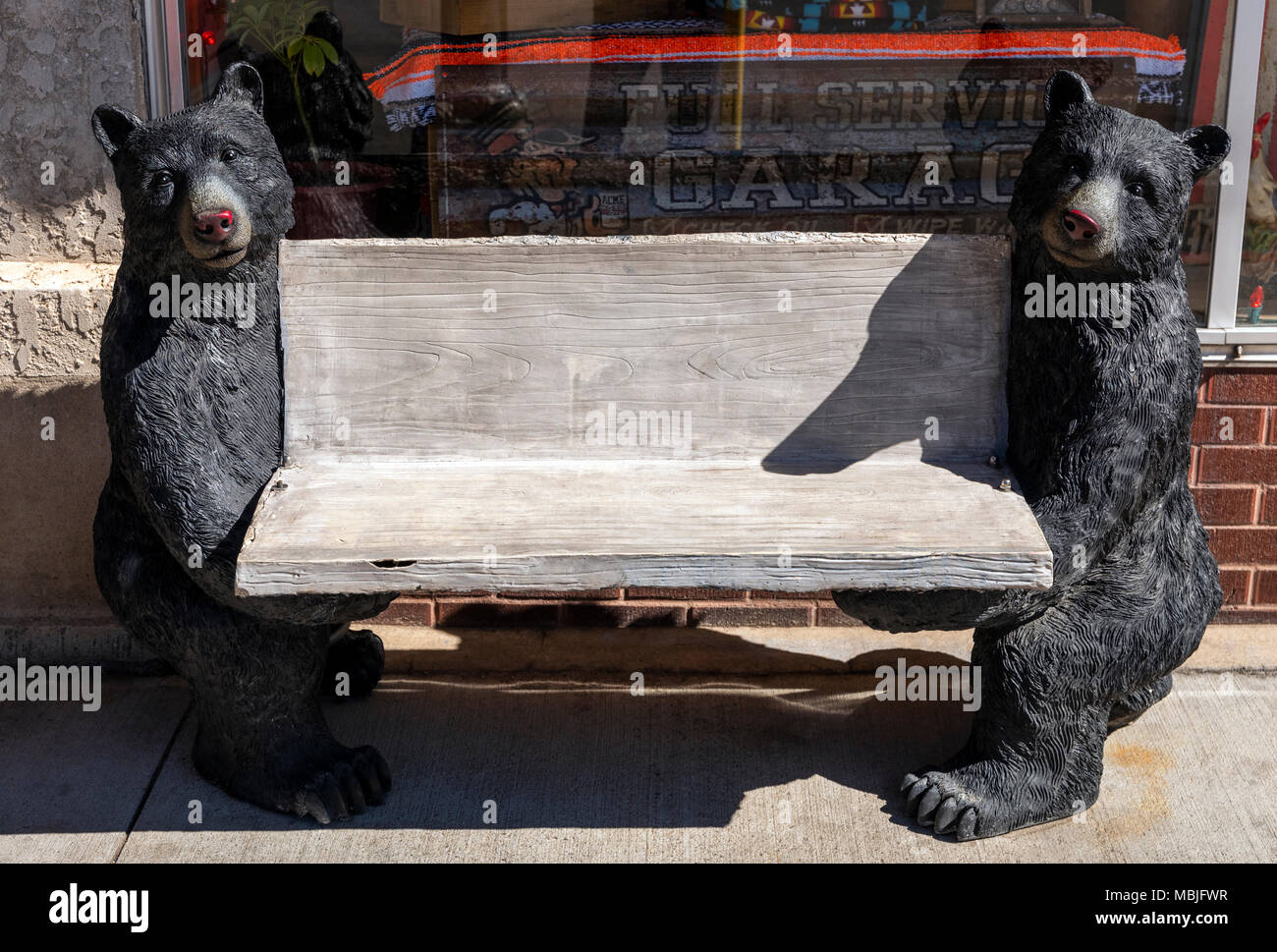 'En bois sur mesure banc des ours à l'extérieur de magasin de détail ; District historique national ; Salida, Colorado, USA Banque D'Images