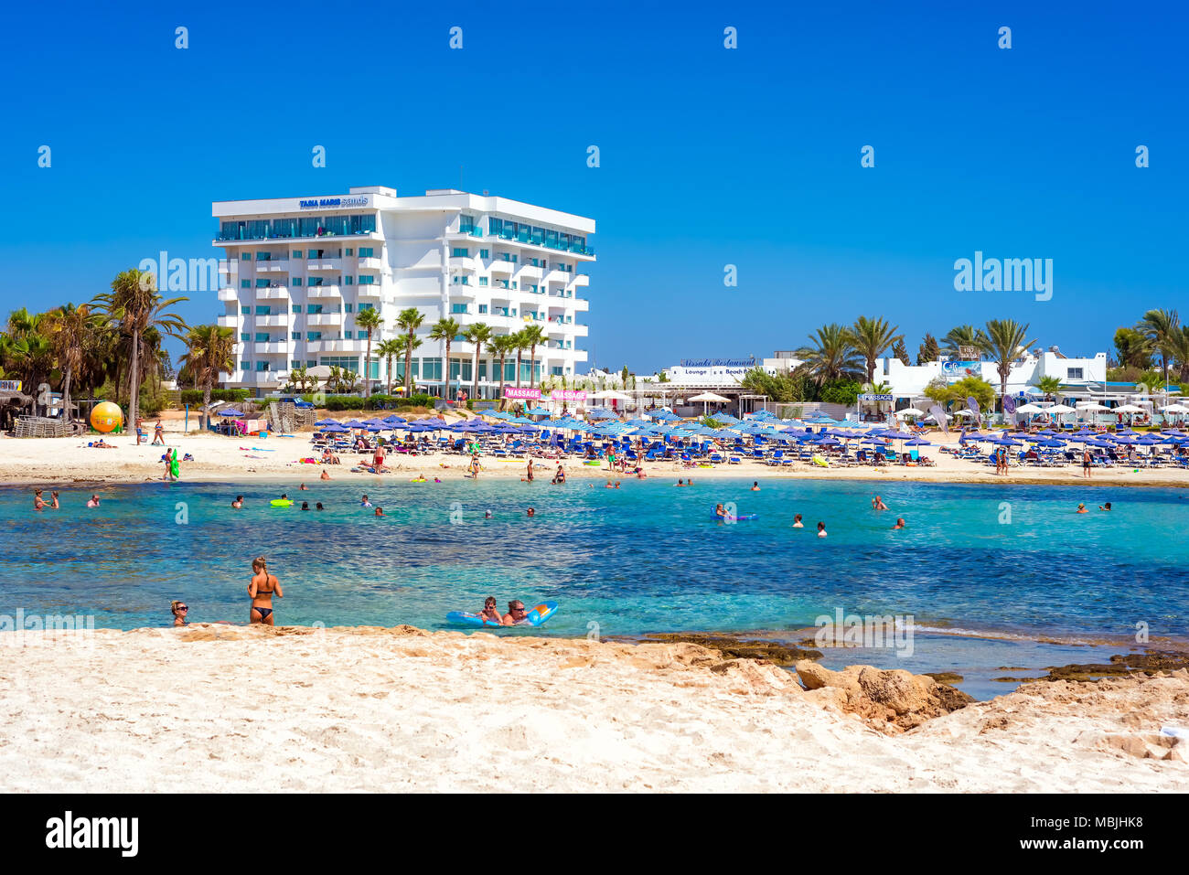 AYIA NAPA, Chypre - 18 août 2016 : aux personnes bénéficiant d'une belle journée d'été à Vathia Gonia (Sandy bay) Plage. Banque D'Images
