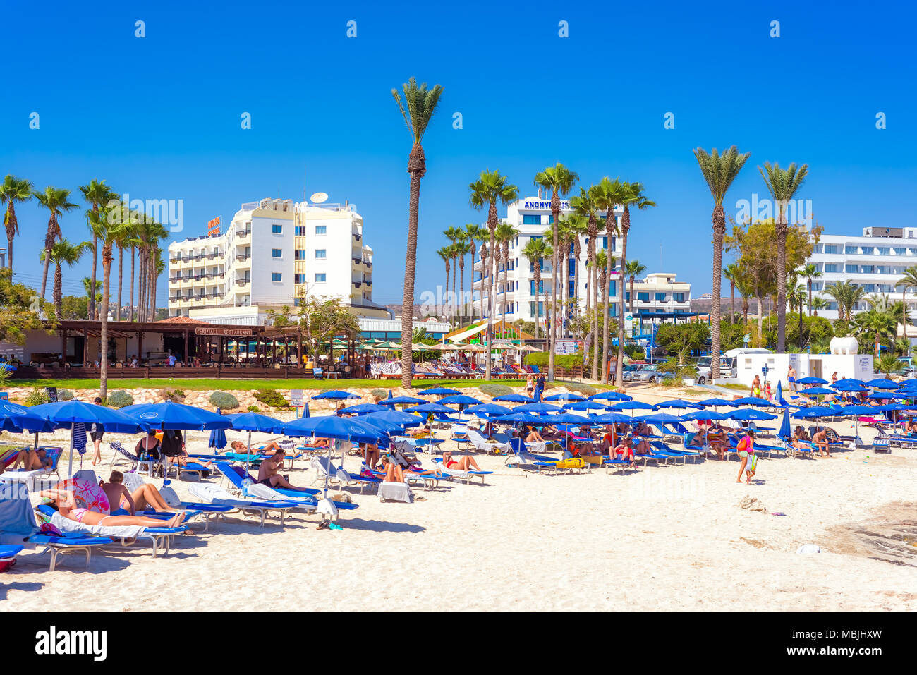 AYIA NAPA, Chypre - 18 août 2016 : Les gens se détendre et bronzer à la plage Vathia Gonia aux beaux jours. Banque D'Images
