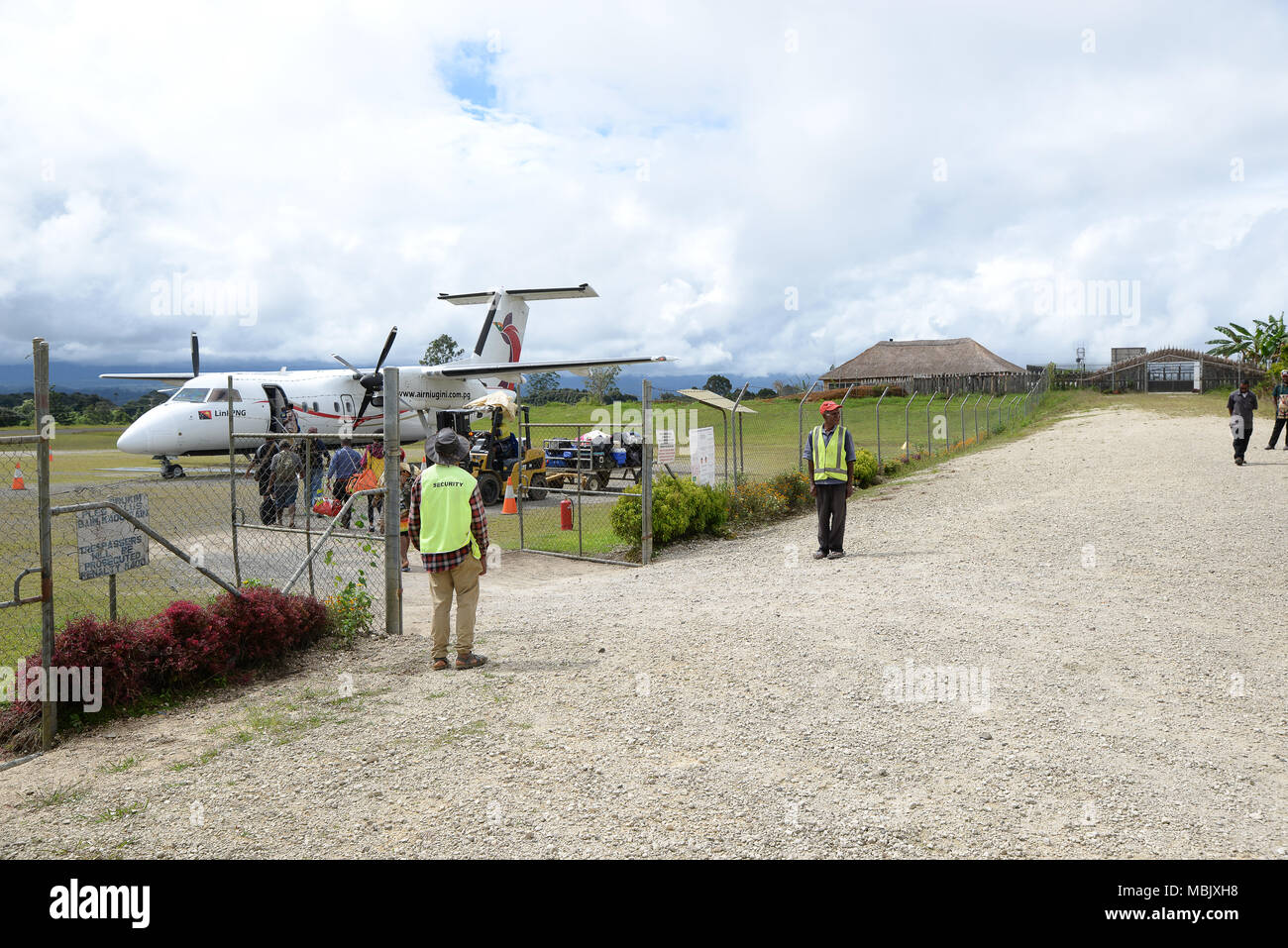 Juste un petit avion a atterri à l'aéroport de Tari, la Papouasie-Nouvelle-Guinée Banque D'Images
