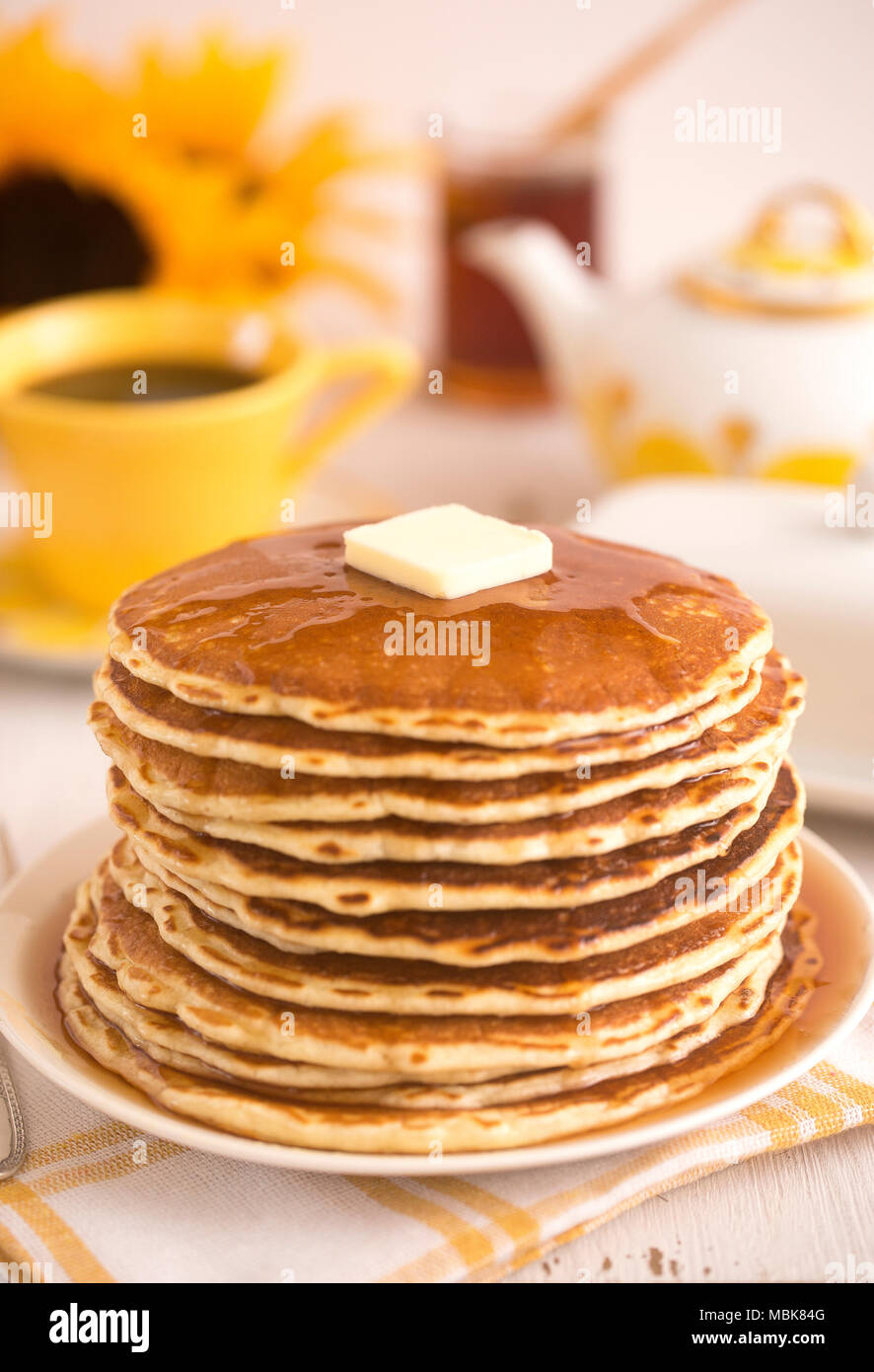 Une pile de crêpes au babeurre frais avec du beurre et du sirop Banque D'Images