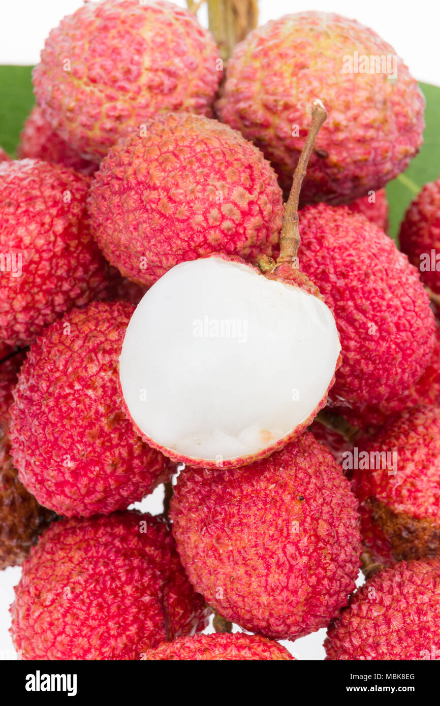 Bande de litchi frais avec la feuille sur fond blanc Banque D'Images