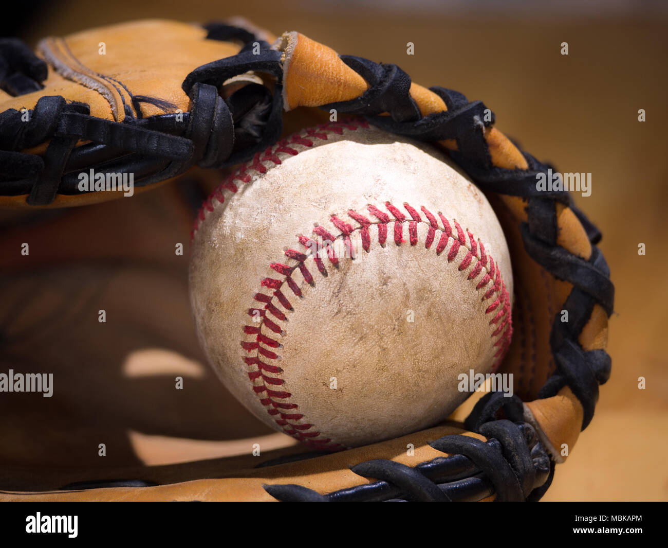 Close up sports image d'arrière-plan d'une vieille en cuir patiné au baseball avec les lacets rouges à l'intérieur d'un gant de baseball mitt ou montrant des détails complexes Banque D'Images