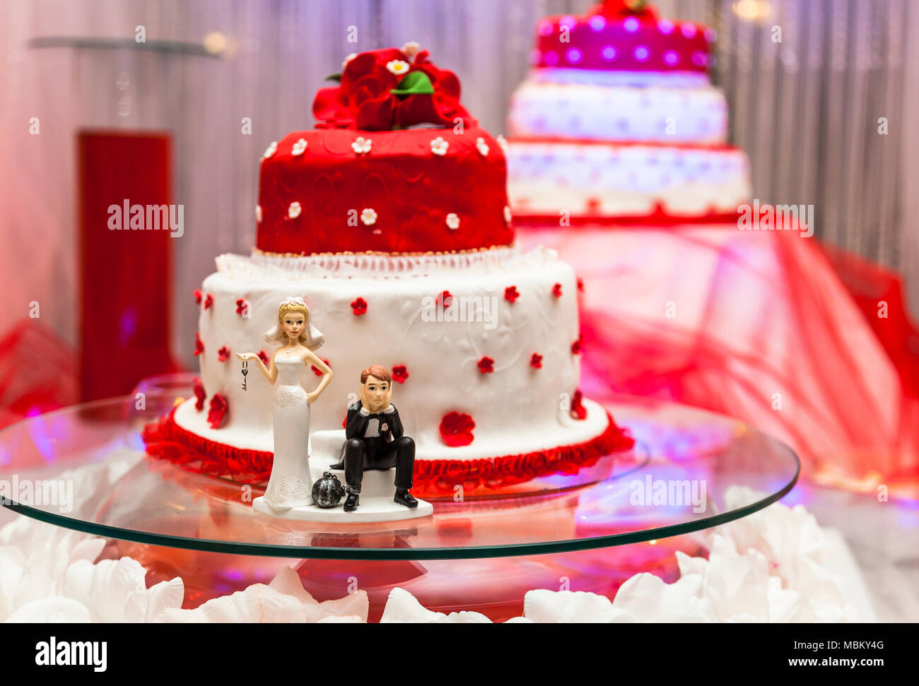 Univers Miniatures Sur Fond De Gateau De Mariage Rouge Et Blanc Photo Stock Alamy