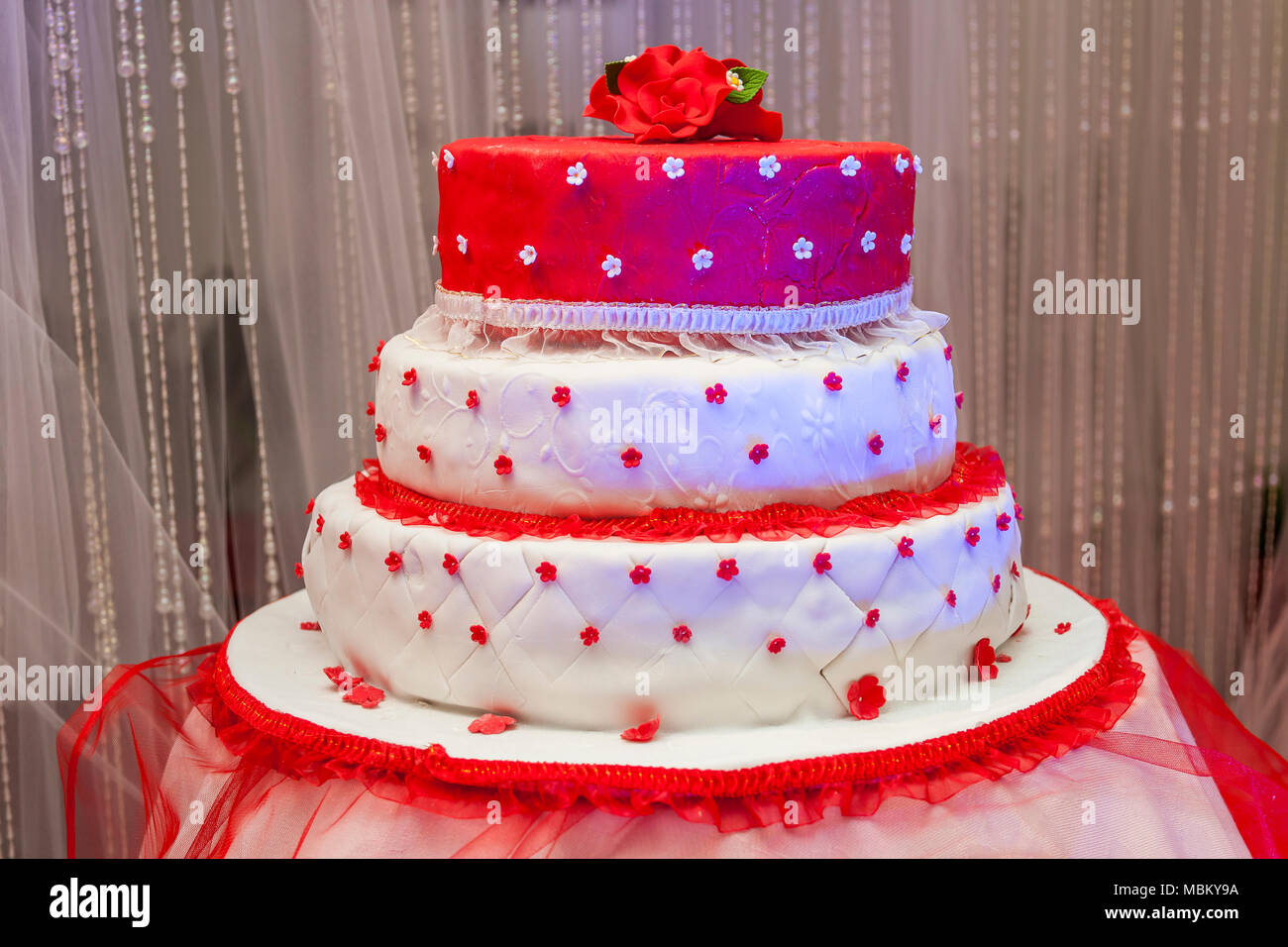Gateau De Mariage Rouge Et Blanc Photo Stock Alamy Gateau De Mariage Rouge Et Blanc Photo Stock Alamy