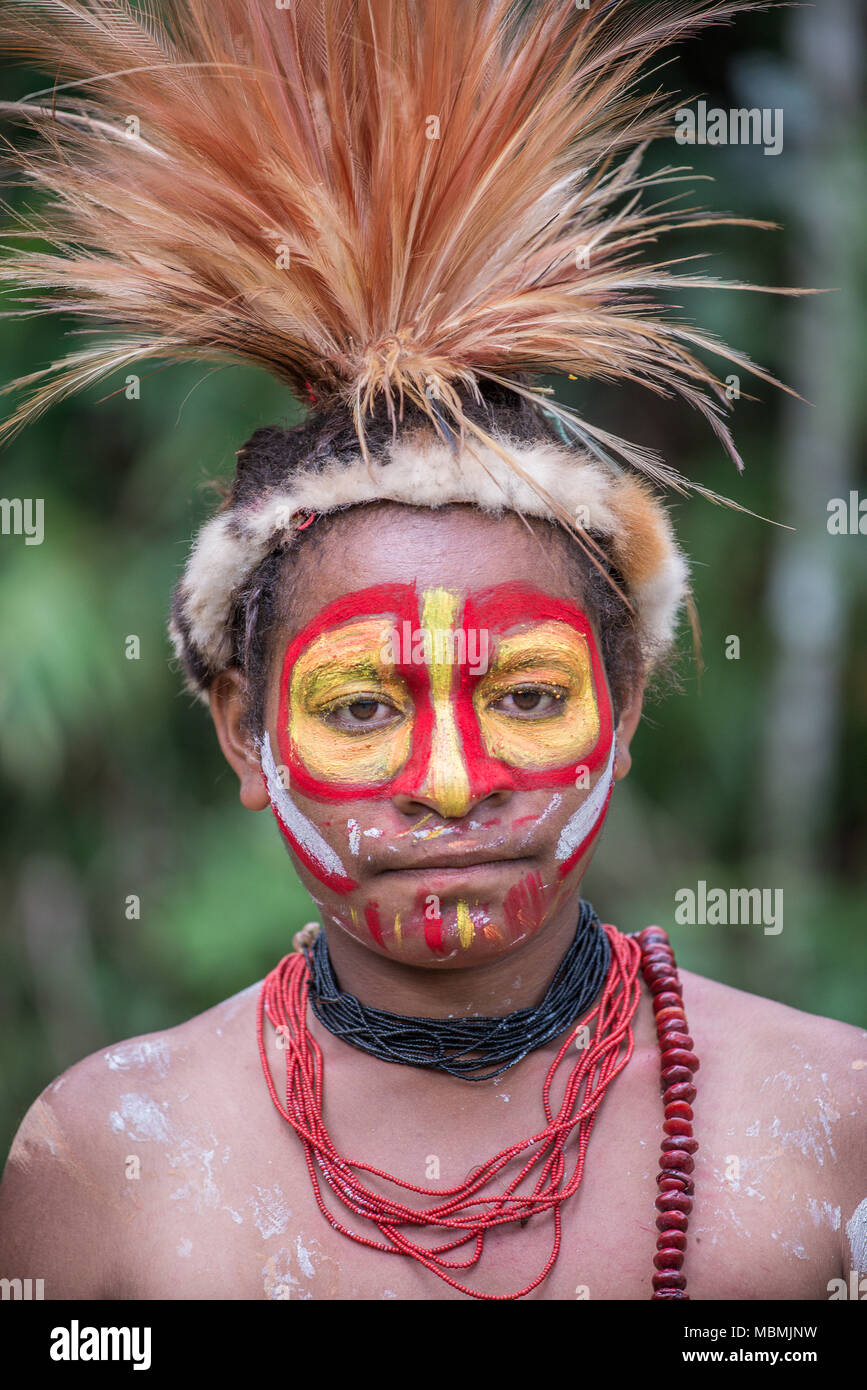 Portrait d'une jeune fille avec face Huli peint pour l'ouvrir la danse, Tari Valley, Papouasie Nouvelle Guinée Banque D'Images