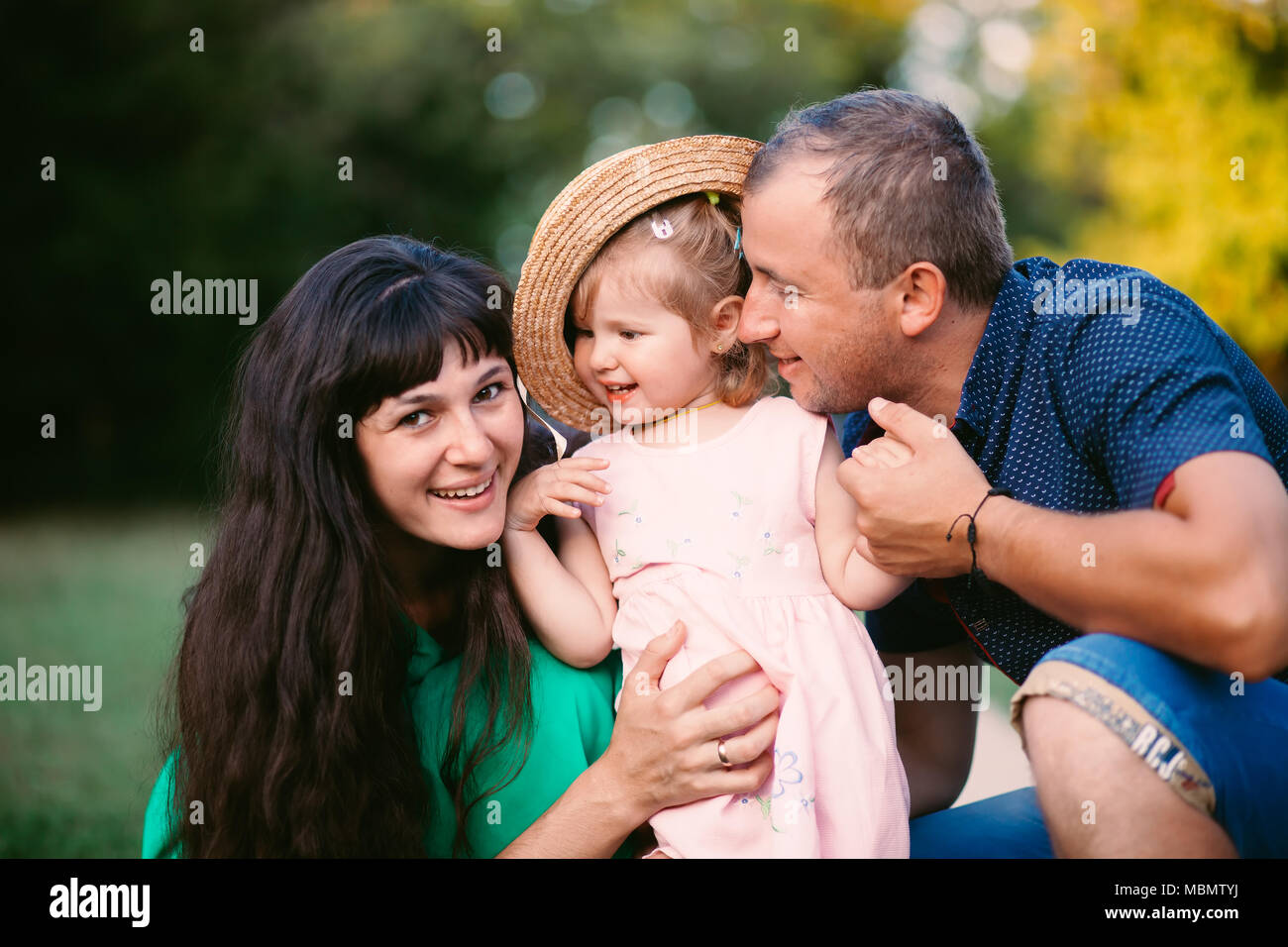 Famille, enfant et de bonheur concept - hugging mère et fille et père portrait Banque D'Images