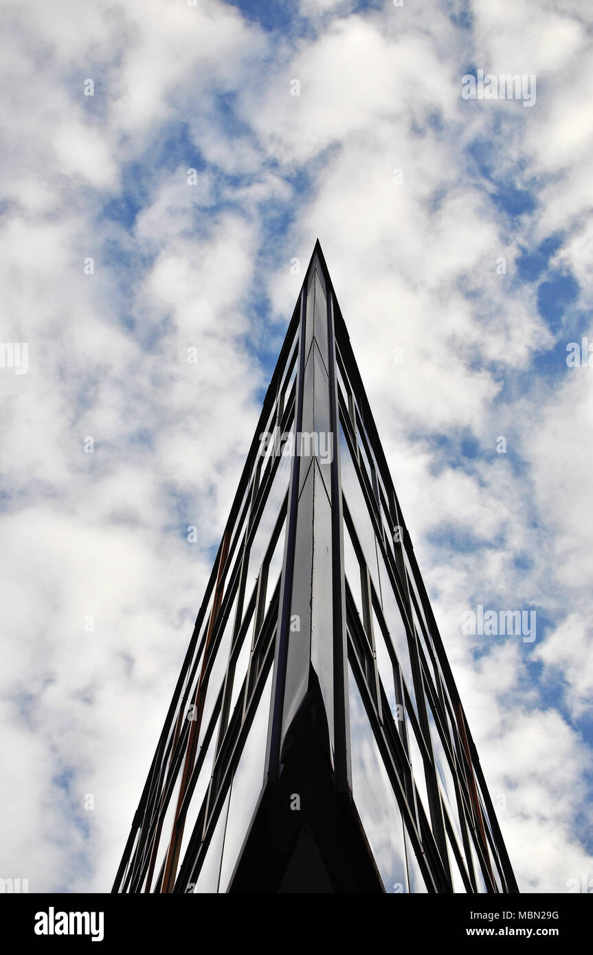 Low angle view of architecture moderne contre cloudscape. Banque D'Images