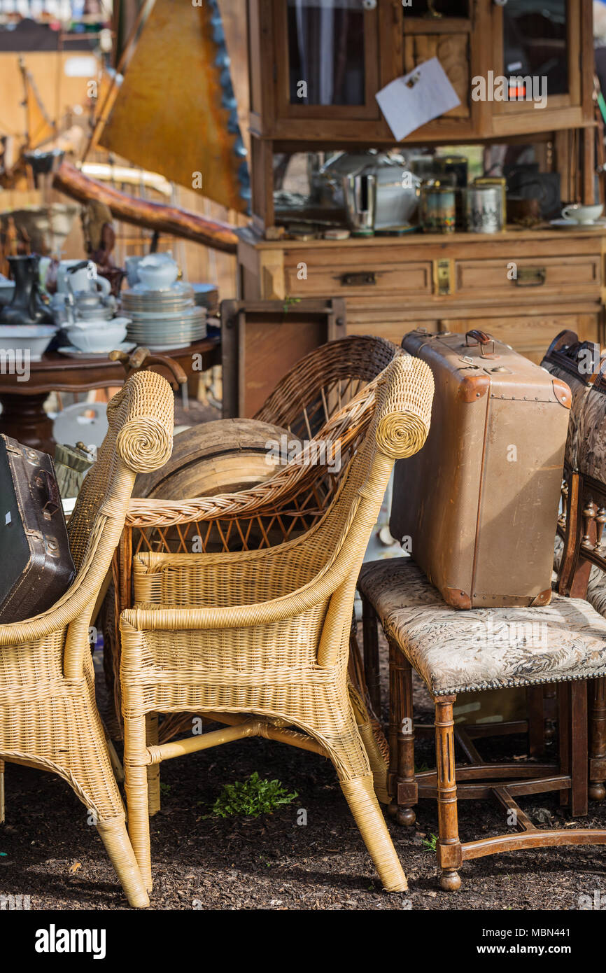 Les vieux meubles de brocante Photo Stock - Alamy