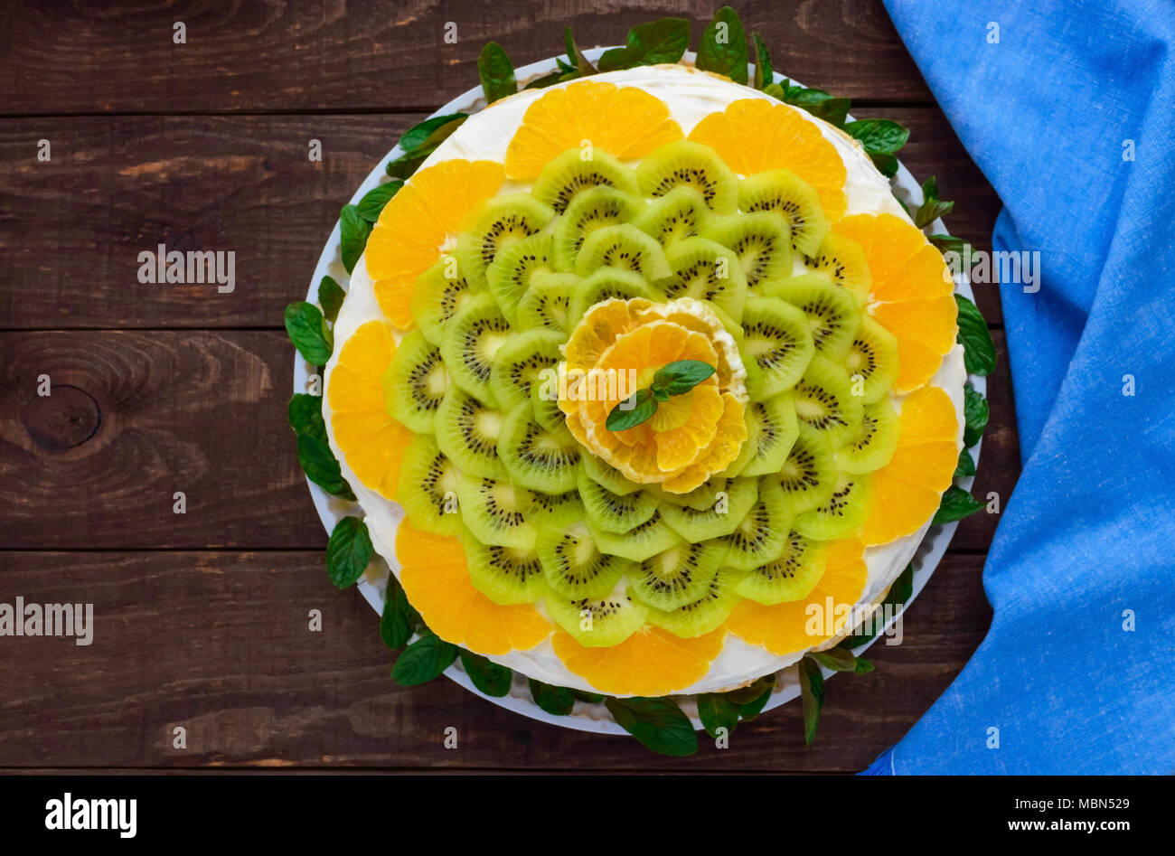 Ronde Des Fruits Lumineux De Fete Gateau Decore Avec Kiwi Orange Menthe La Vue Superieure Photo Stock Alamy