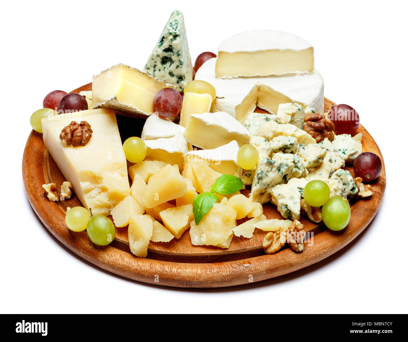 Assiette de fromage avec un assortiment de fromages camembert, Brie, parmesan, chèvre au fromage bleu Banque D'Images