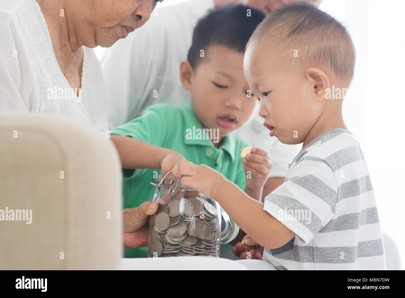 Les gens d'Asie d'économiser de l'argent à la maison. La planification financière de la famille, de l'investissement, Assurance, retraite, senior et junior d'avion concept. Banque D'Images