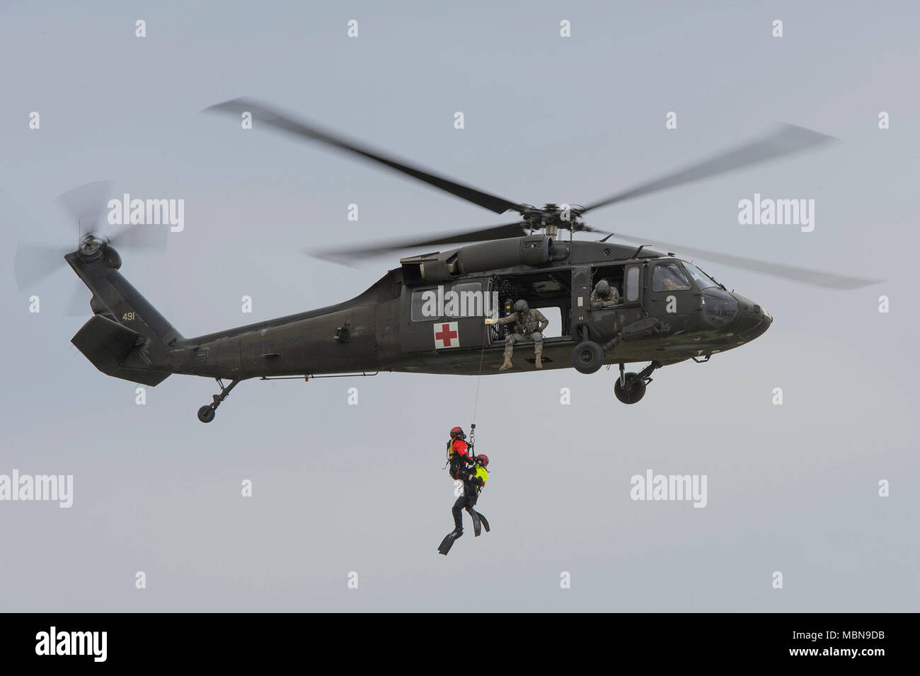 La Garde nationale d'Oklahoma "UH-60 Black Hawk" et l'équipage de l'hélicoptère de sauvetage en eaux conduite au cours de l'Ohio River à Oklahoma City le jeudi 5 avril. Les membres de l'Oklahoma City, Norman, d'imitation et Tulsa Pompiers plongeurs de sauvetage interprété les rôles de victime d'inondation et d'un nageur-sauveteur au cours de l'exercice de sauvetage en eau libre. Les services d'incendie et de l'Oklahoma l'aviation de la Garde nationale de l'Armée font partie de l'Oklahoma (Groupe de travail Un OKTF-1). (U.S. La Garde nationale de l'Armée Photo par le Major Geoff Legler) Banque D'Images