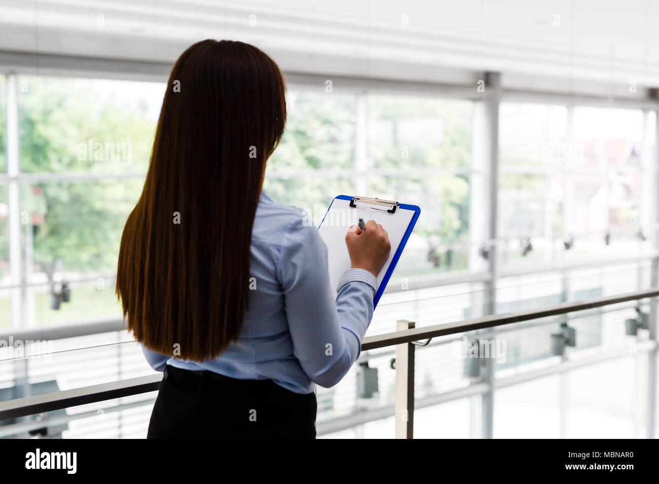 Business Woman standing et écrit sur papier sélection Banque D'Images