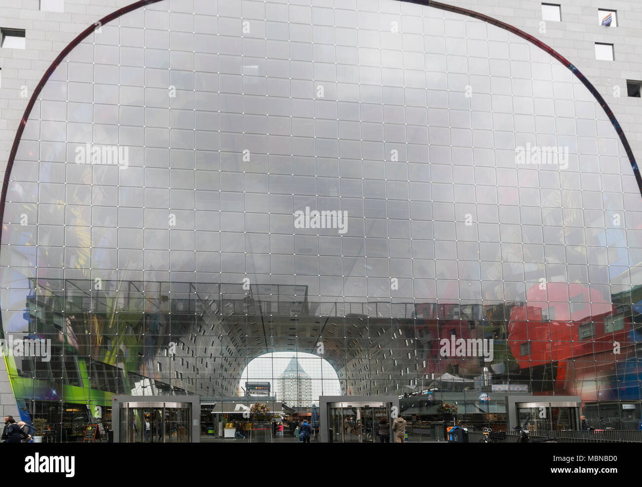 L'architecture moderne avec façade en verre à Markthal Rotterdam (halle) aux Pays-Bas Banque D'Images