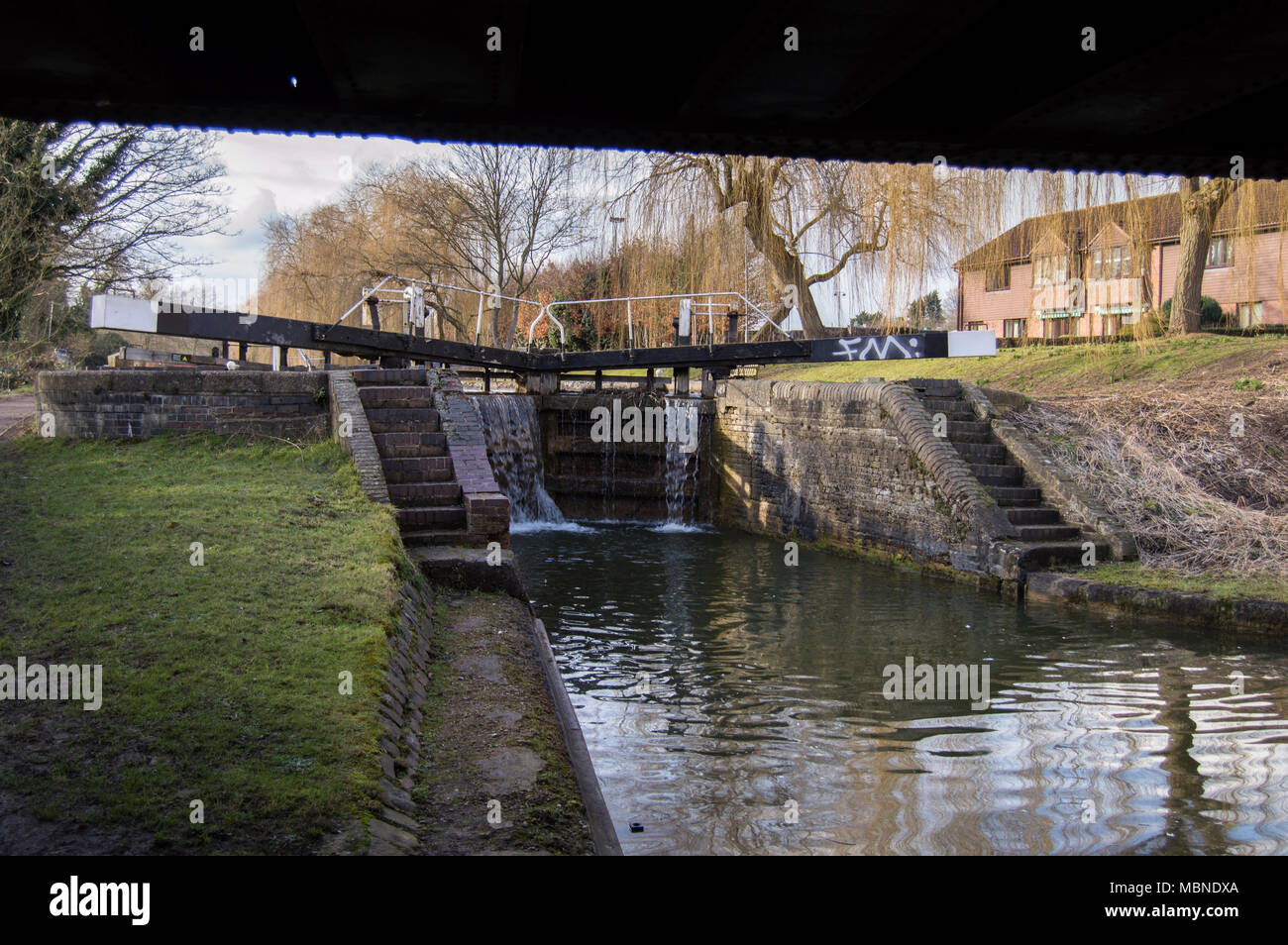 Serrure sur le Canal Grand Union Canal à Berkhamsted, Hertfordshire Banque D'Images